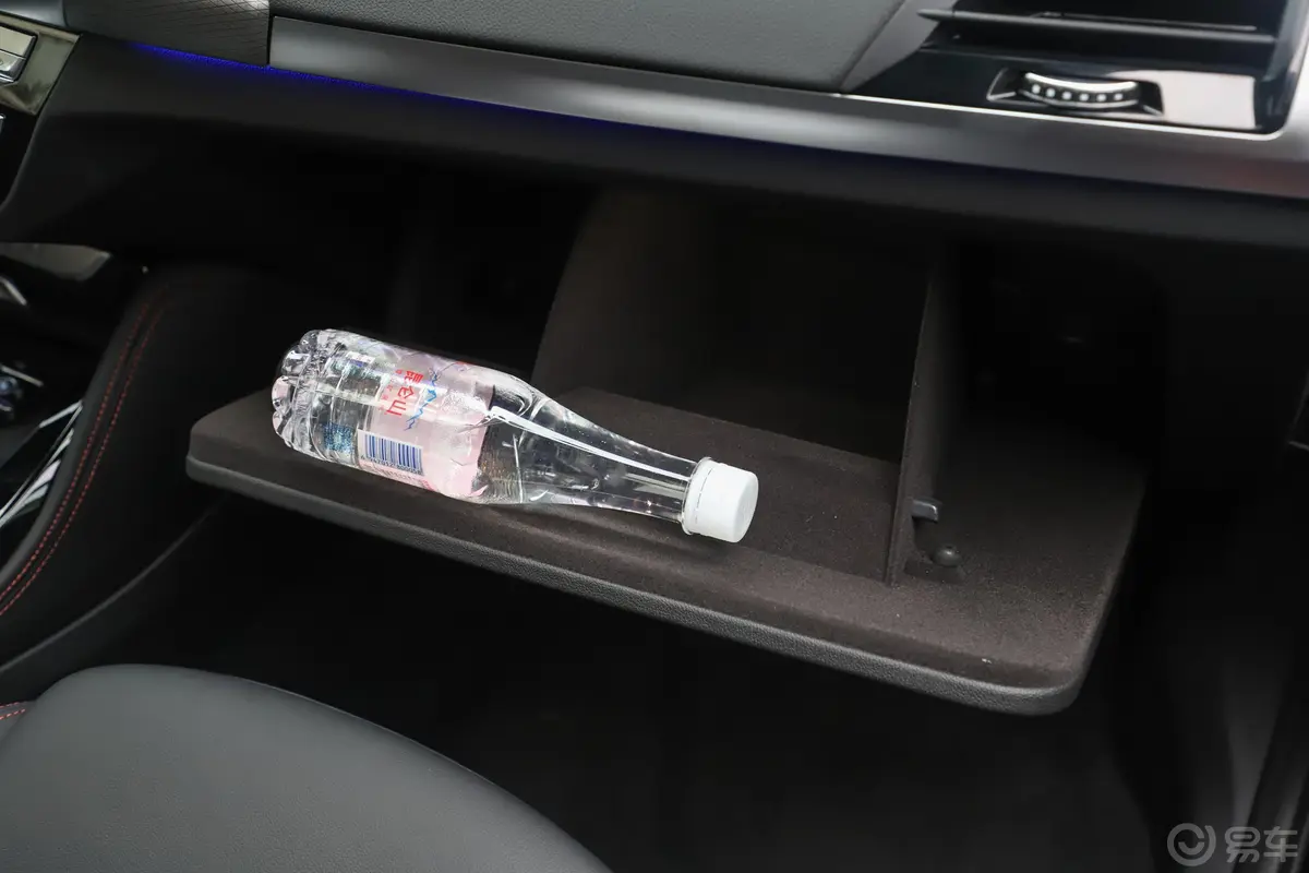 宝马X4xDrive30i M运动套装手套箱空间水瓶横置