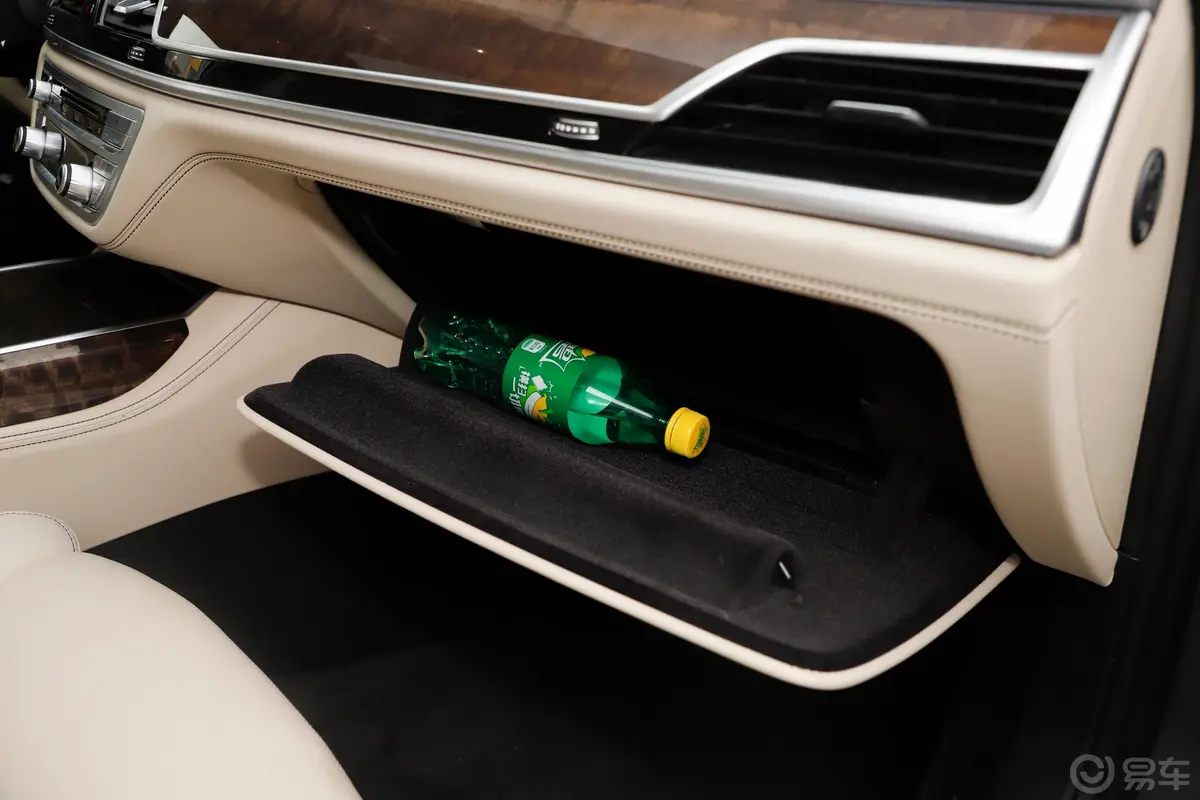 宝马7系750Li xDrive M运动套装手套箱空间水瓶横置