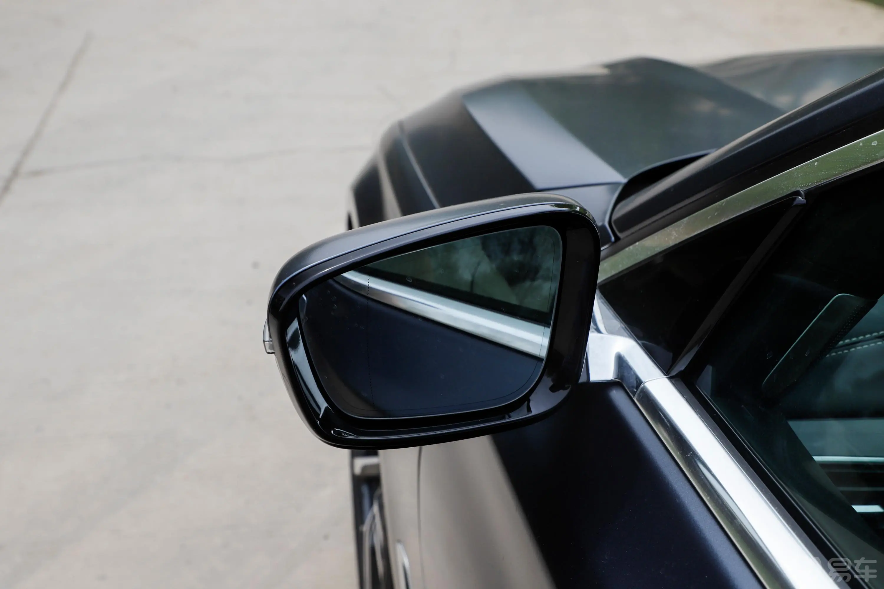 宝马7系750Li xDrive M运动套装后视镜镜面