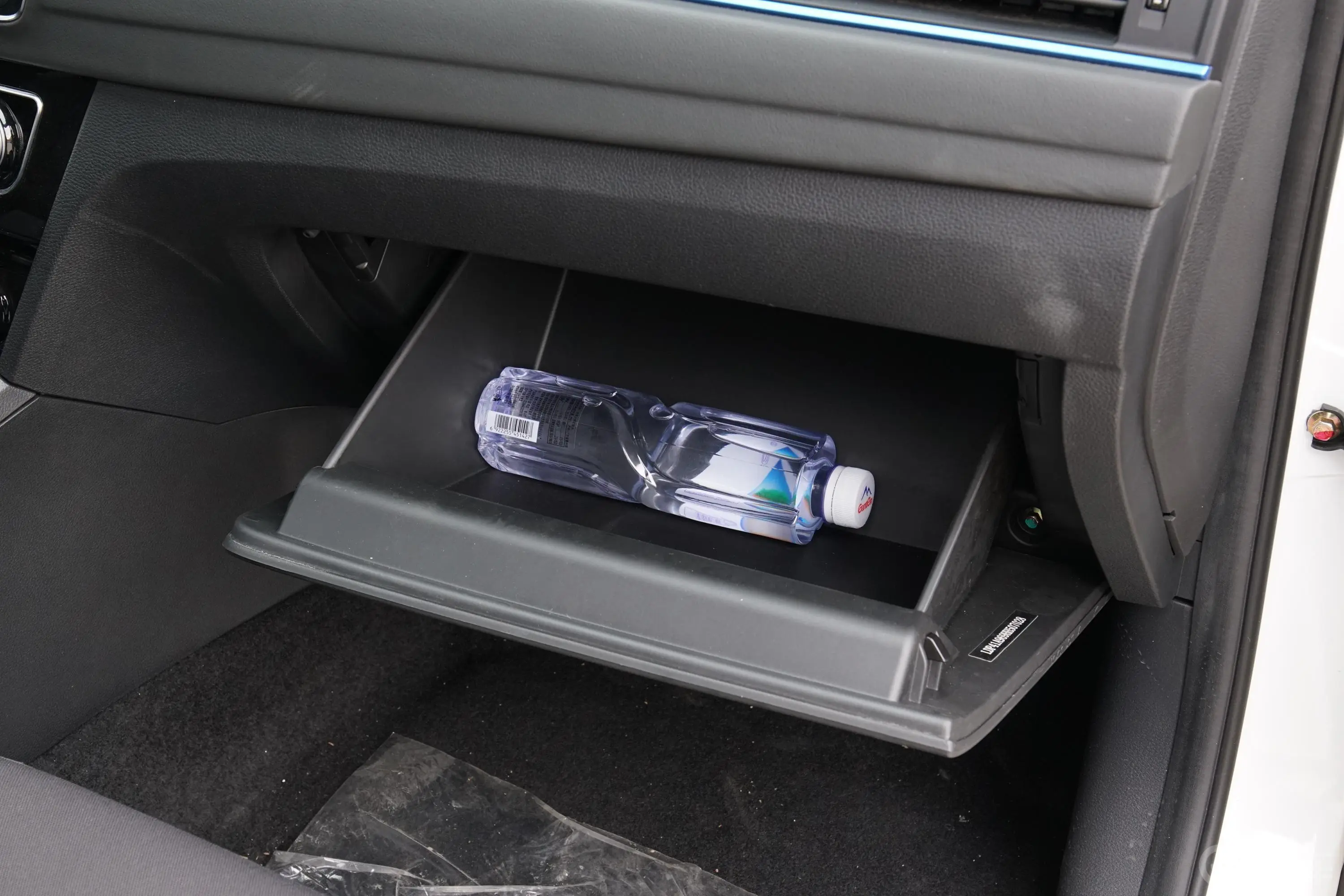 风行S50 EV豪华版手套箱空间水瓶横置