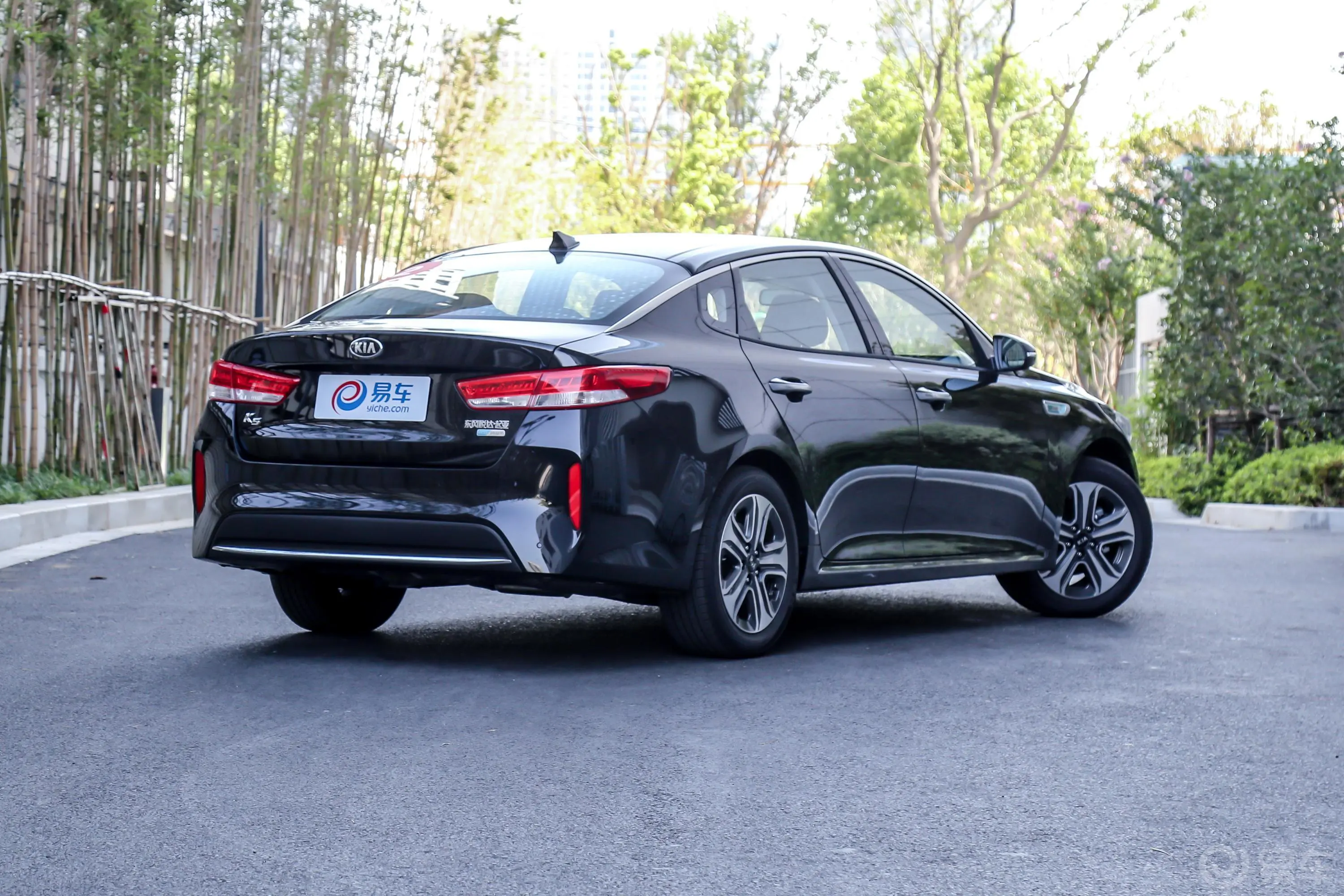 起亚K5 PHEV2.0L 手自一体 智尊版侧后45度车头向右水平