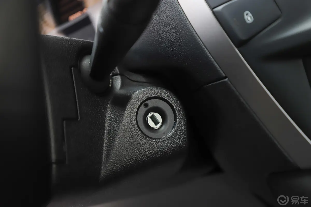 爱丽舍1.6L 手自一体 舒适版钥匙孔或一键启动按键