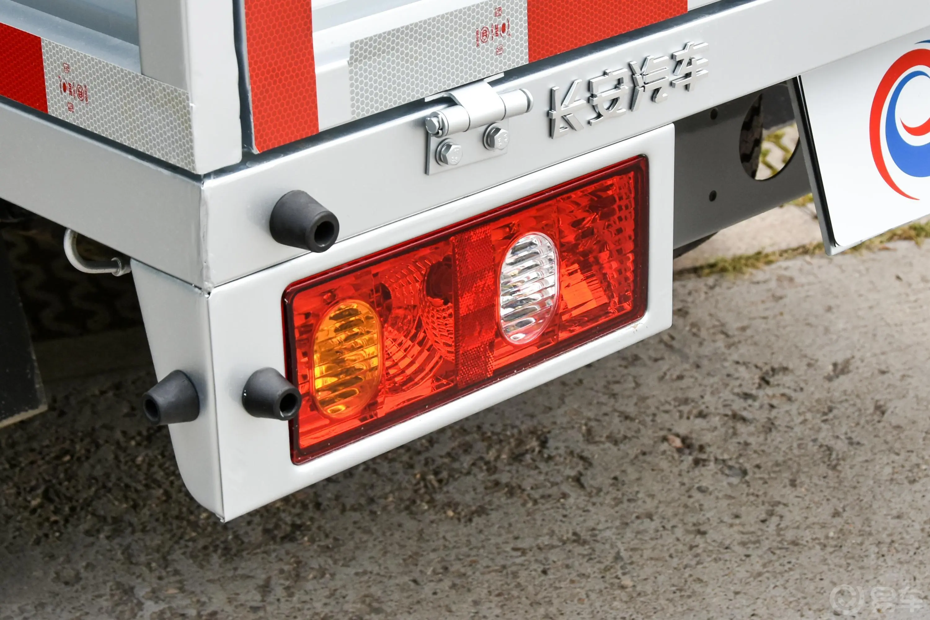 神骐T20T20L 载货车单排 1.5L 手动 标准版 3.6米货箱尾灯侧45度俯拍