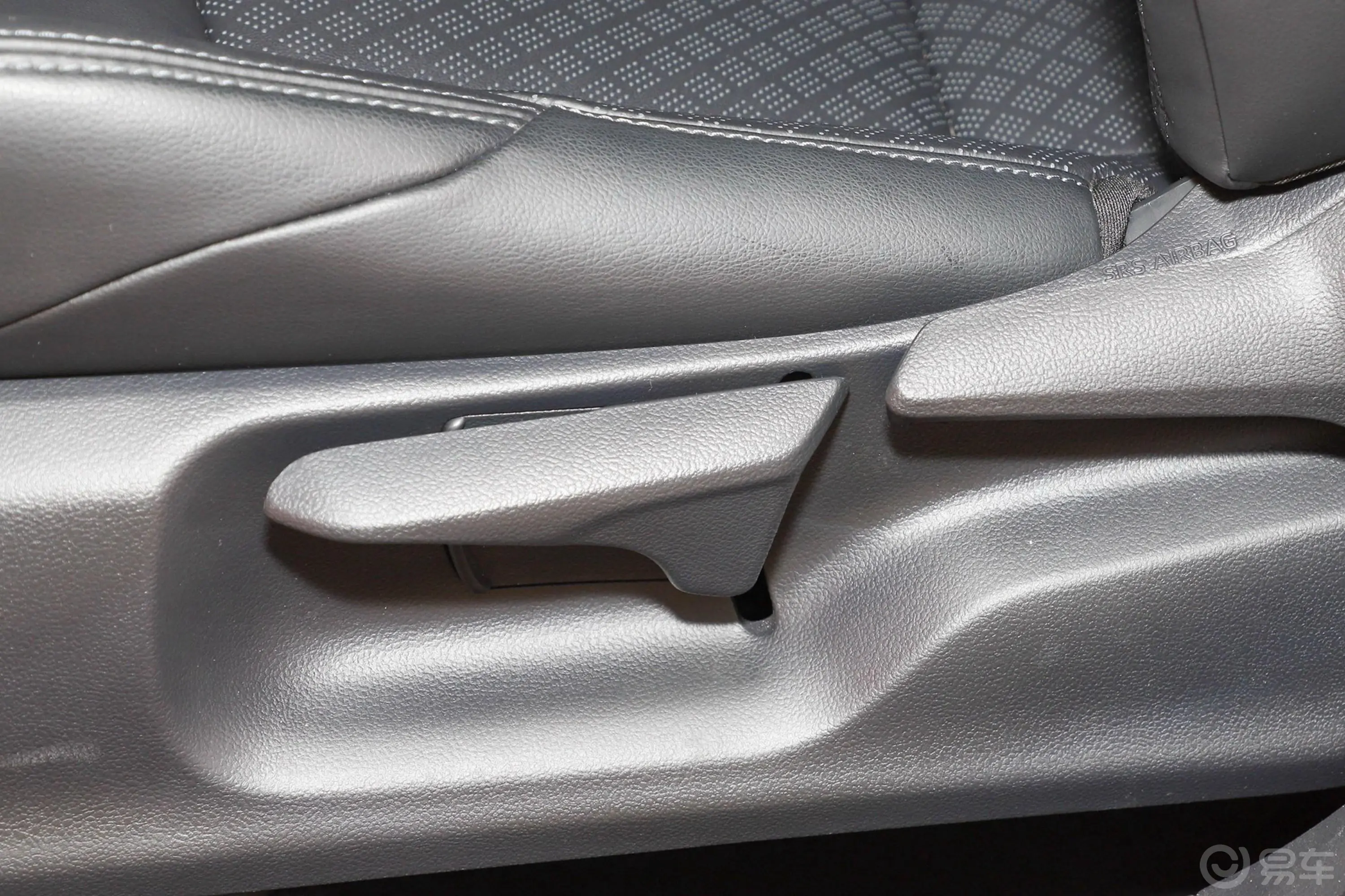 丰田C-HR2.0L CVT 旗舰版 国V内饰