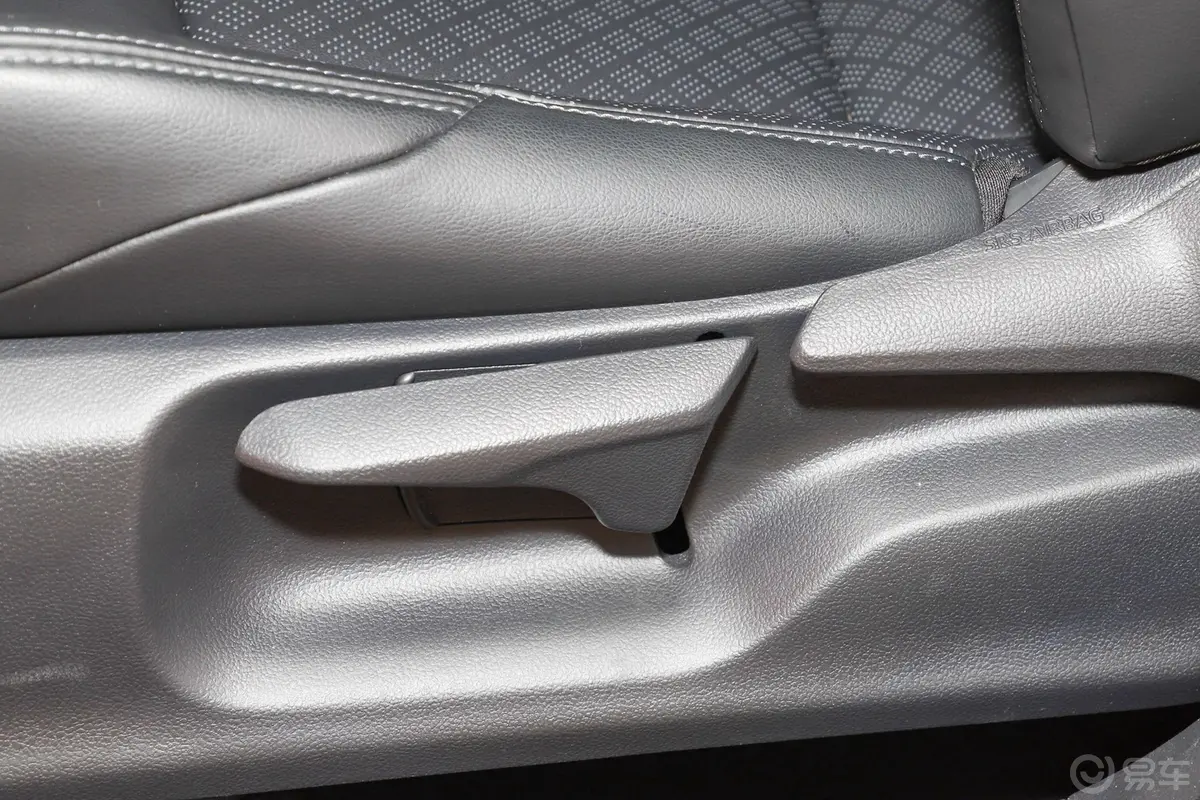 丰田C-HR2.0L CVT 旗舰版 国V内饰