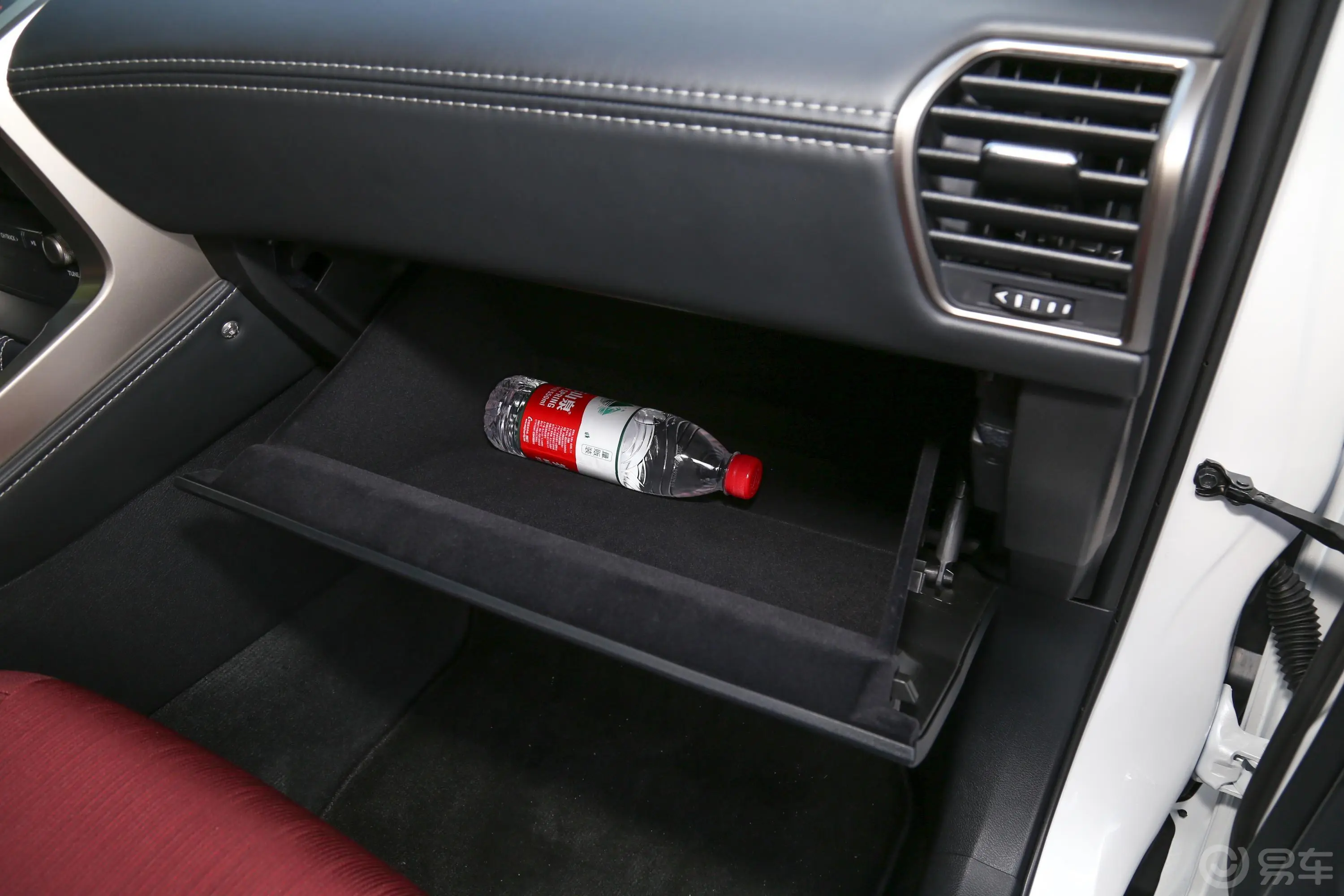 雷克萨斯NX200 锋行版 国V手套箱空间水瓶横置