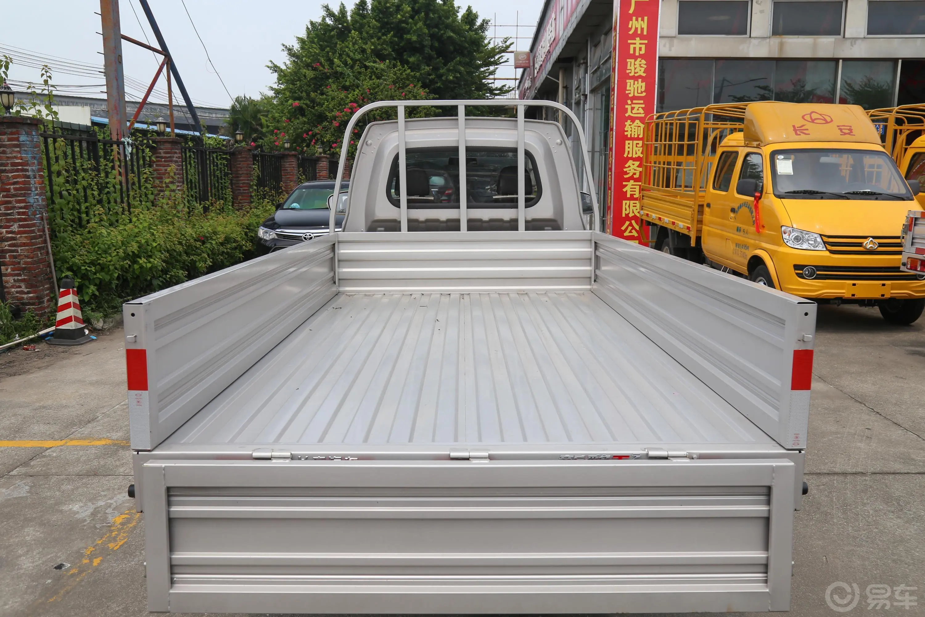 新豹T3栏板 1.5L 单排货箱2820后备厢空间特写