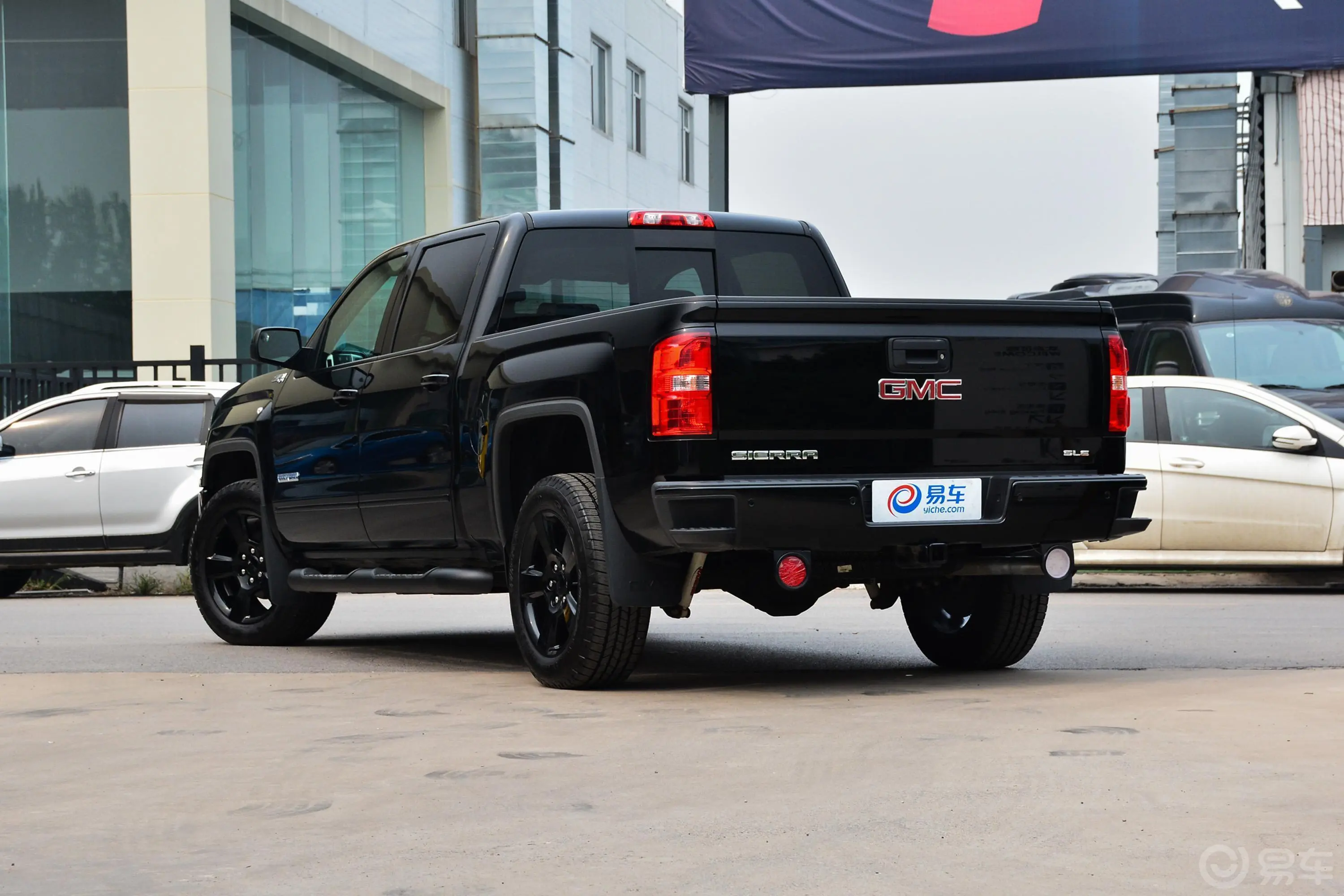 GMC Sierra5.3L 手自一体 SIERRA 豪华版侧后45度车头向左水平