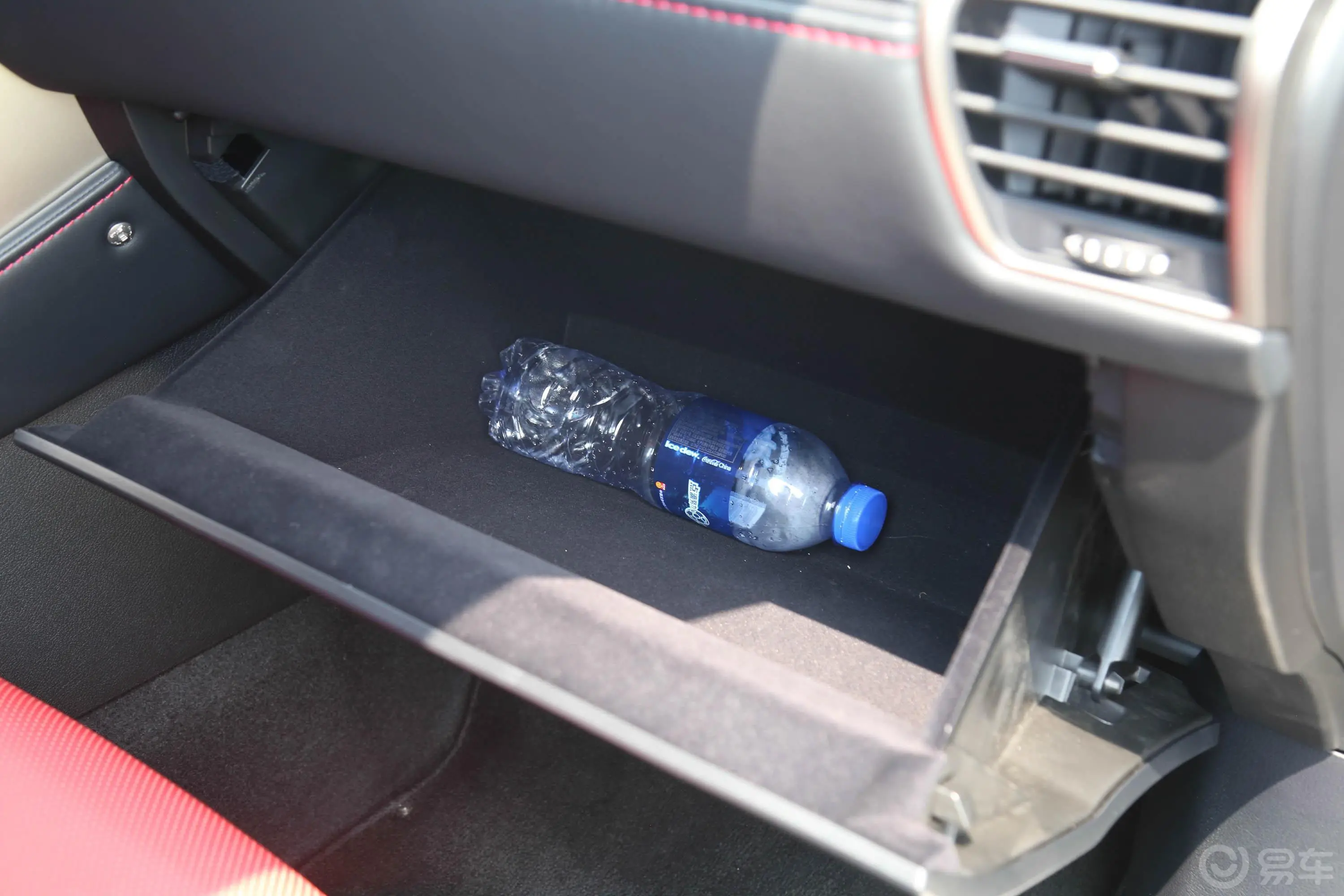 雷克萨斯NXNX 300h F SPORT手套箱空间水瓶横置