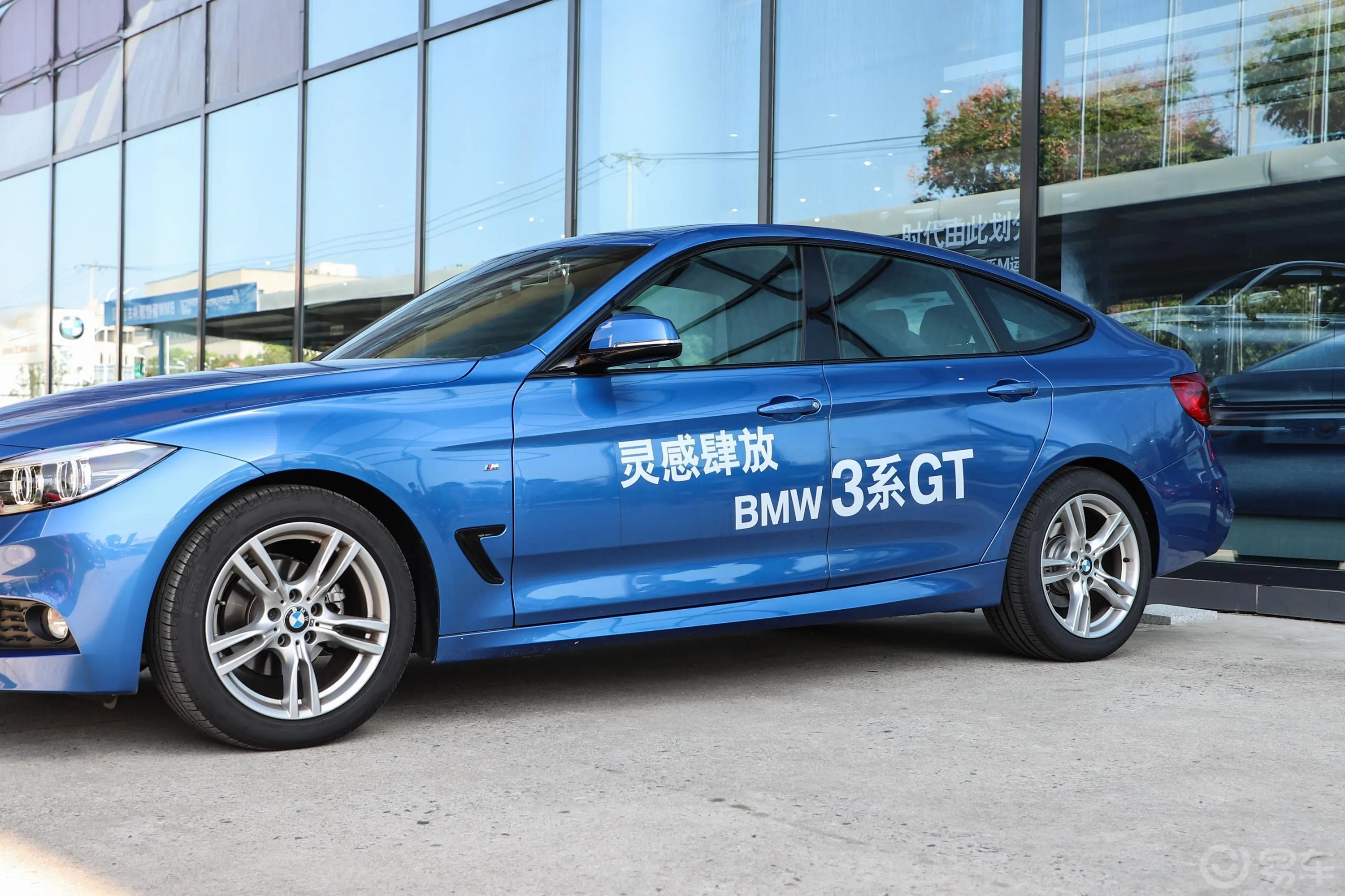 宝马3系GT320i M运动版外观