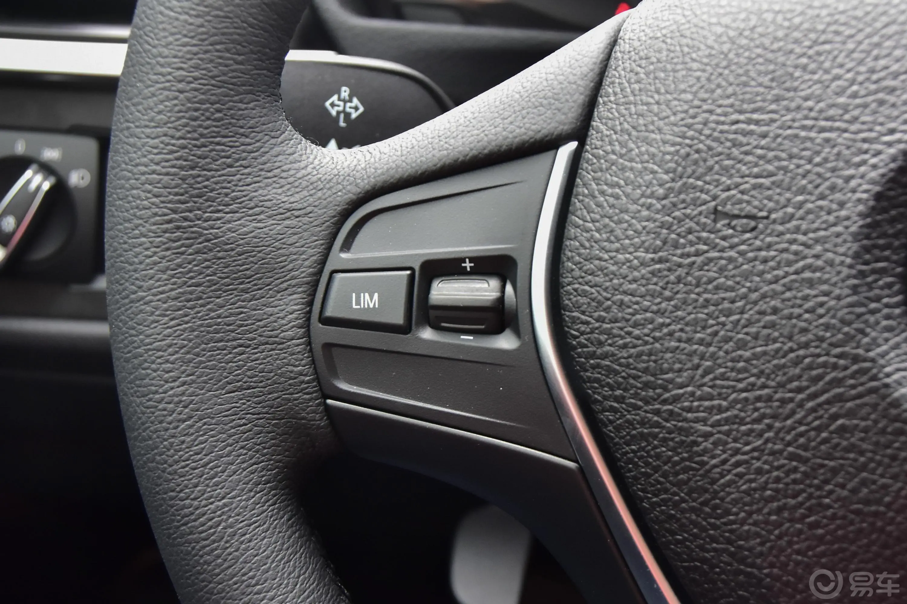 宝马3系GT320i M运动版左侧方向盘功能按键