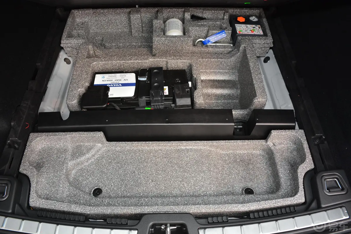 沃尔沃XC60新能源T8 智尊豪华版 国Ⅴ随车工具