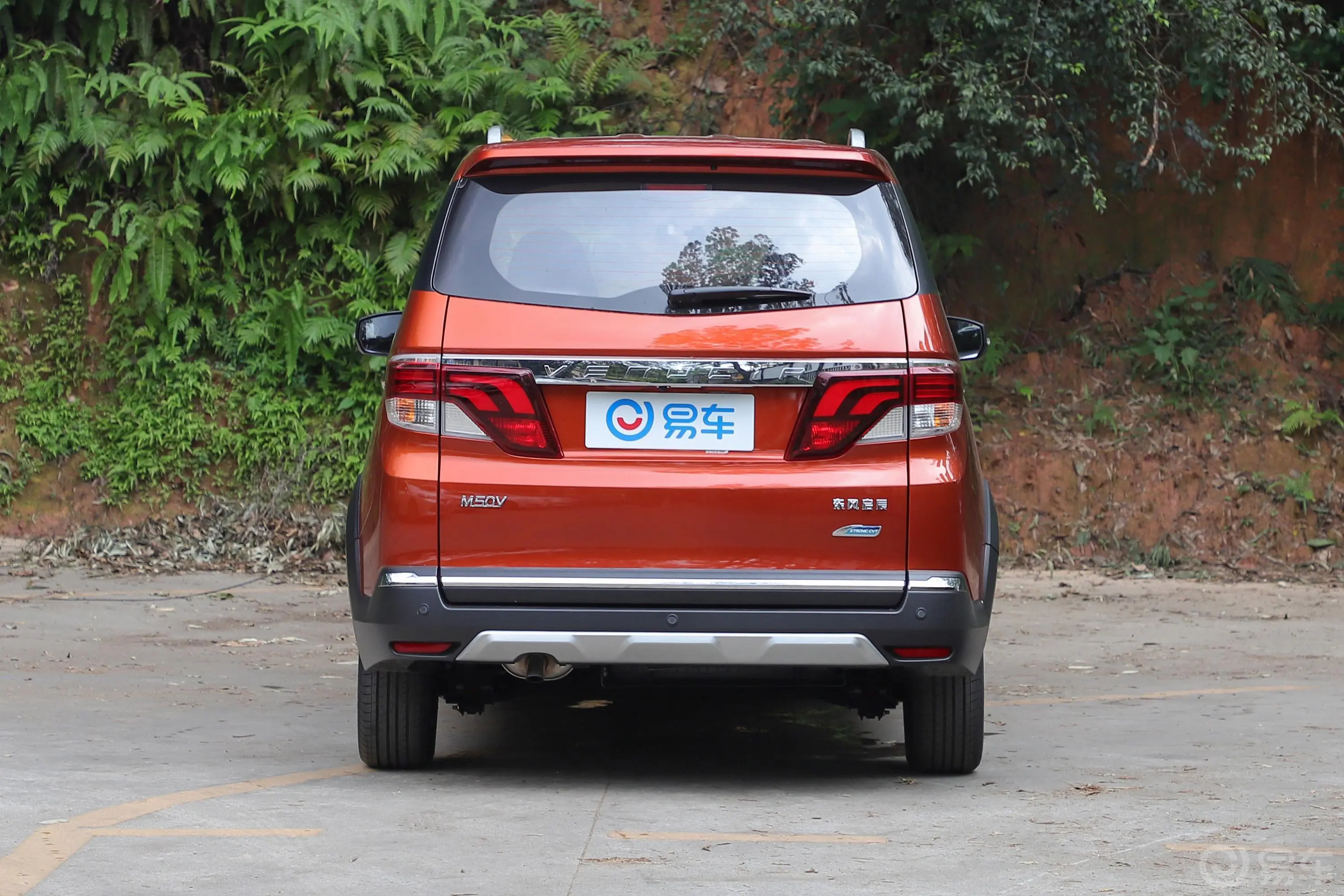 启辰M50V1.6L XV CVT 旗舰版正后水平