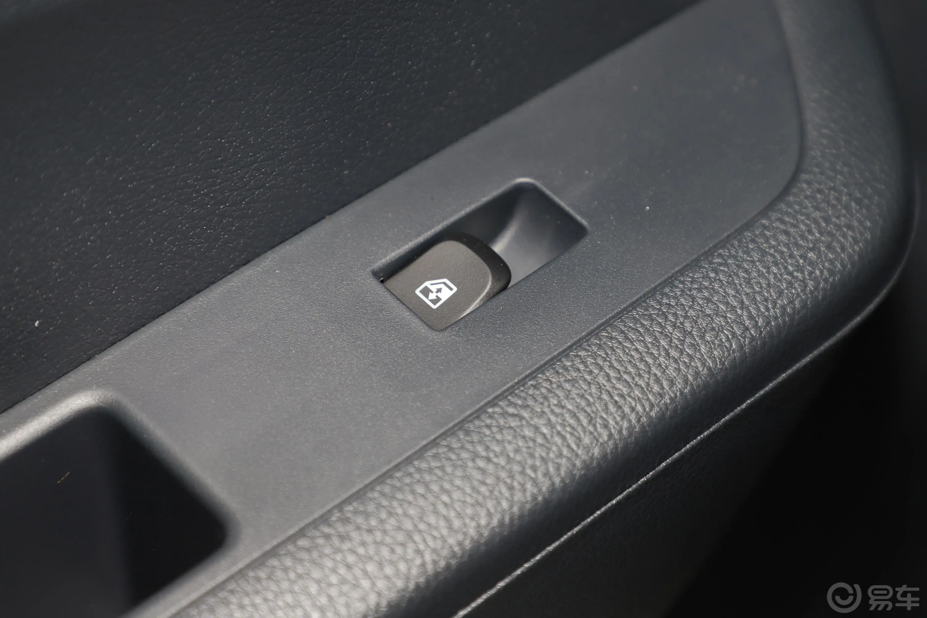 瑞迈2.8T 手动 四驱 加长豪华版 柴油后车窗调节