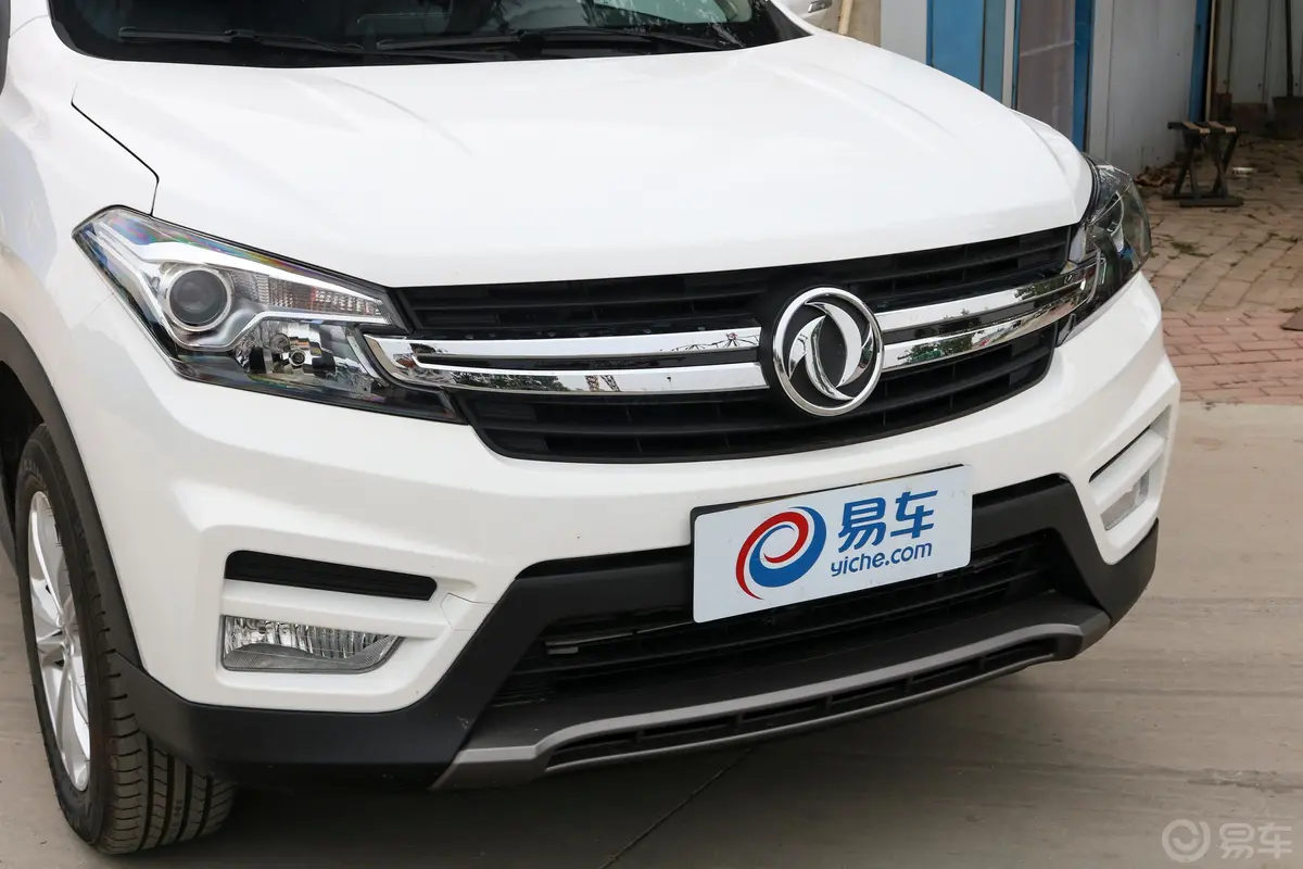 风光S5601.8L 手动 都市型前格栅侧俯拍