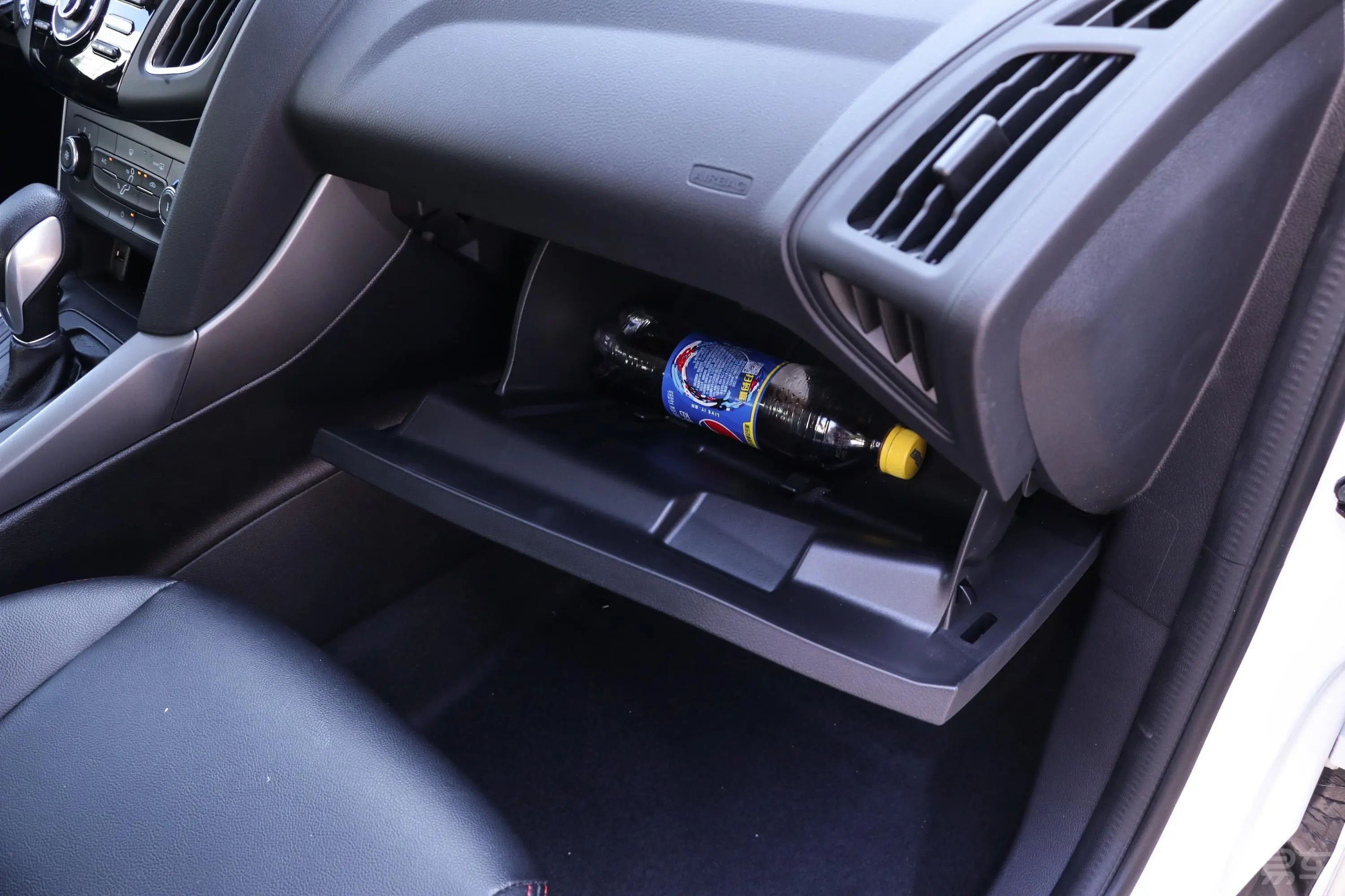 福克斯两厢经典 1.6L 双离合 舒适型智行版手套箱空间水瓶横置