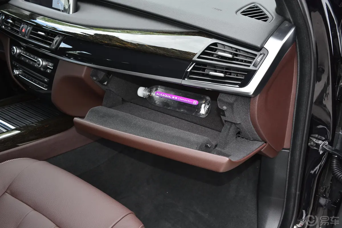宝马X5(进口)xDrive35i M运动版手套箱空间水瓶横置