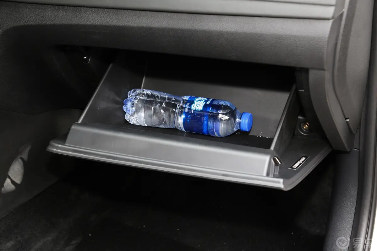 风行S50 EV旗舰版手套箱空间水瓶横置