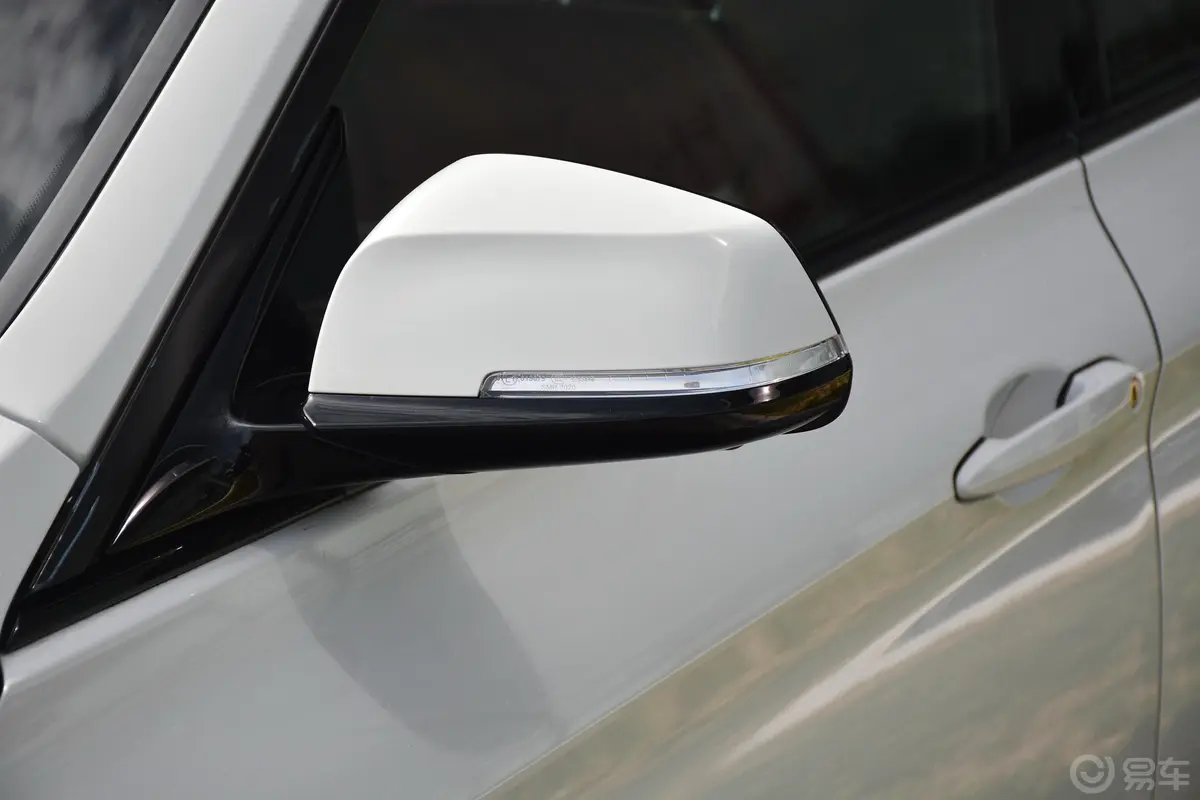 宝马3系GT330i xDrive M运动版主驾驶后视镜背面