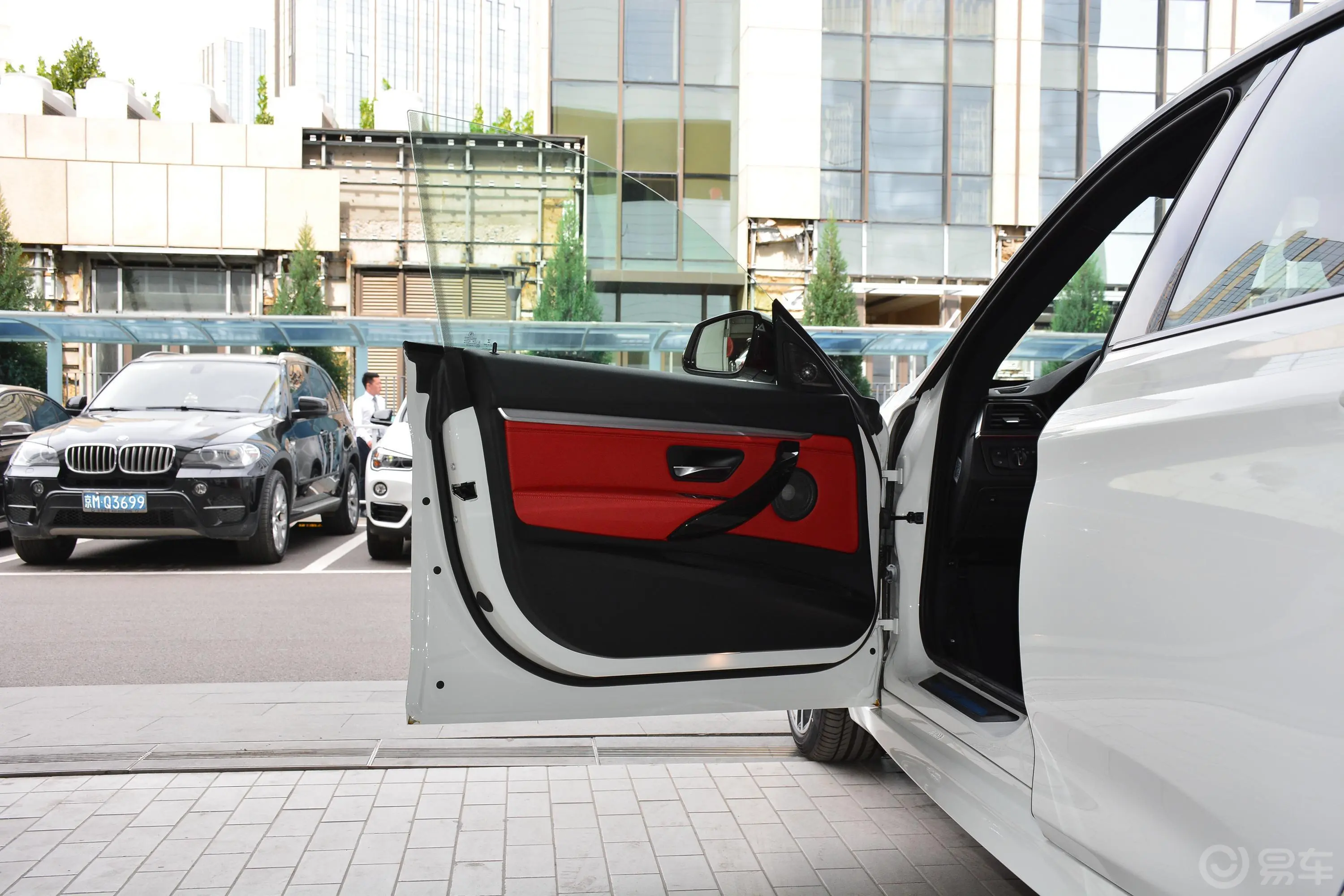 宝马3系GT330i xDrive M运动版驾驶员侧前车门