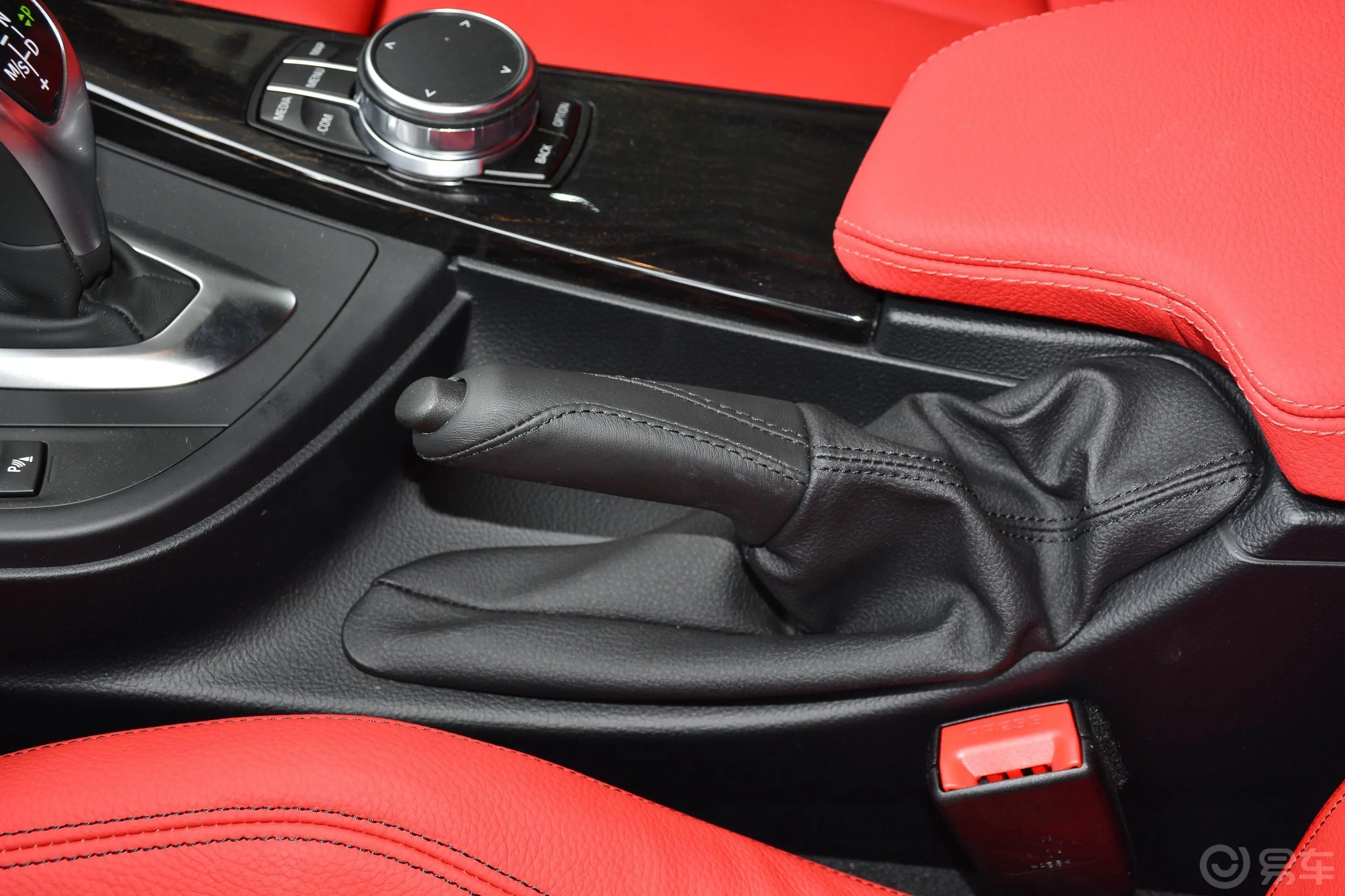 宝马3系GT330i xDrive M运动版驻车制动