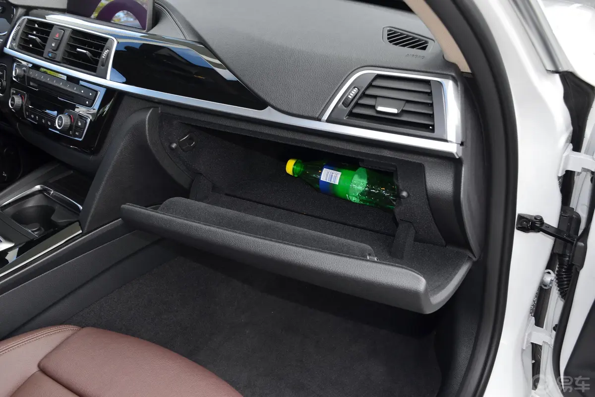 宝马3系320Li xDrive时尚版手套箱空间水瓶横置