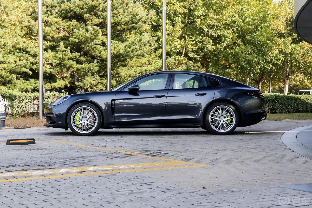 Panamera E-HybridPanamera 4 E-Hybrid 2.9T正侧车头向左水平