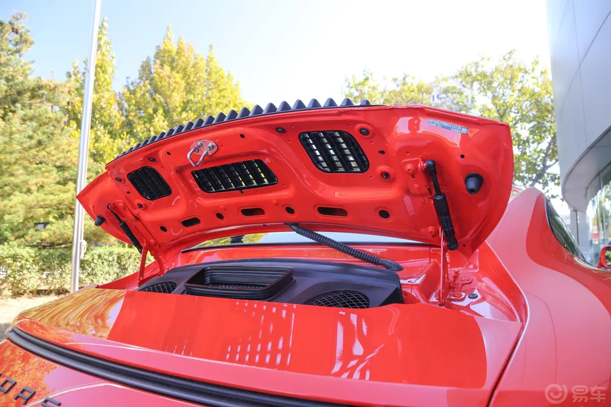 保时捷911Carrera GTS 3.0T发动机舱盖内侧