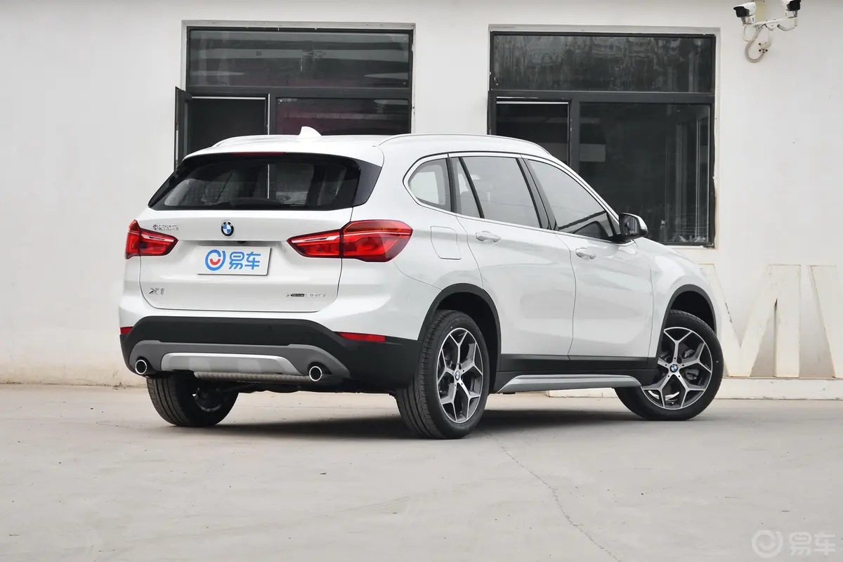 宝马X1xDrive20Li 尊享版侧后45度车头向右水平