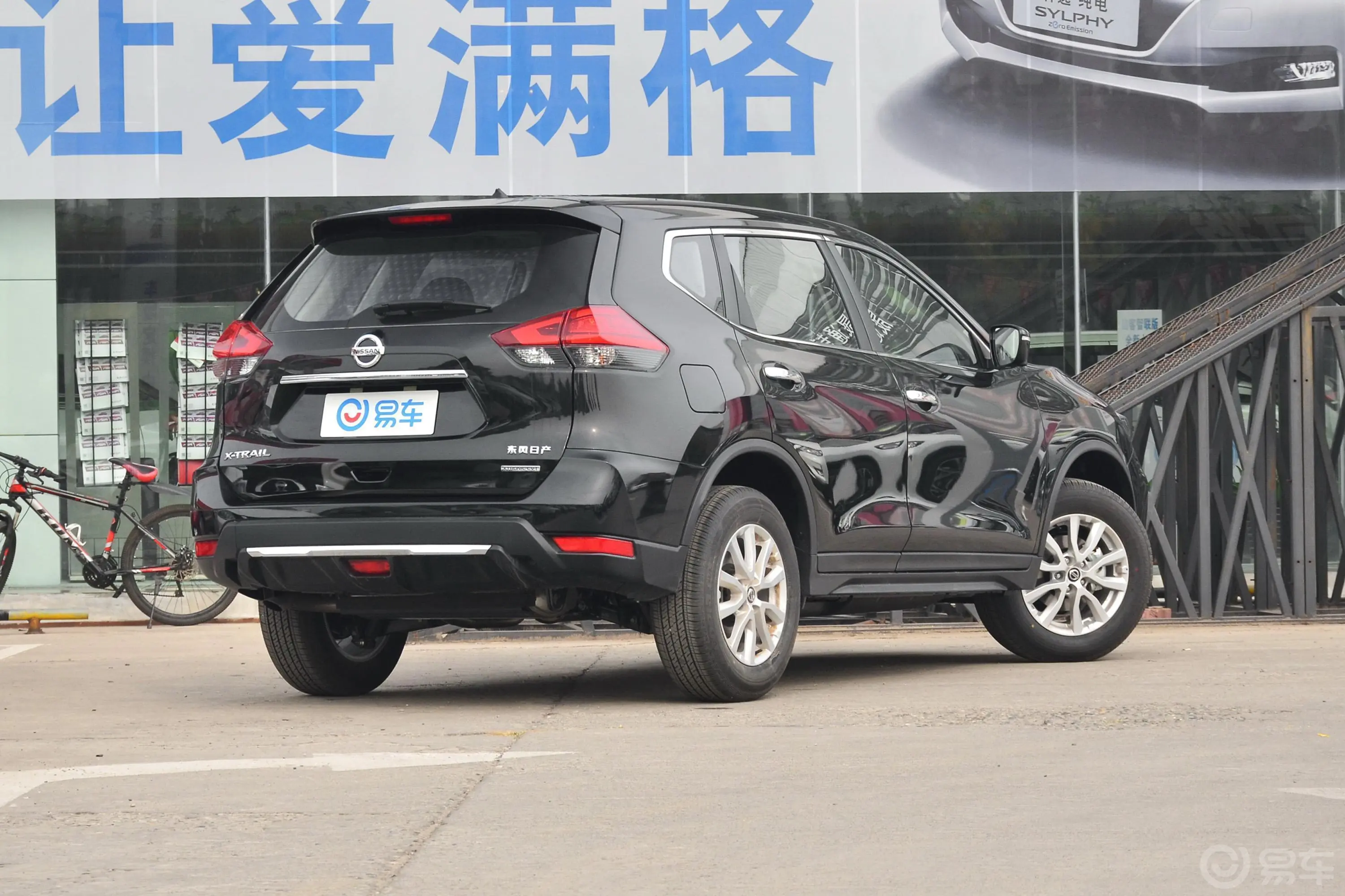 奇骏2.0L CVT 两驱 舒适版 5座侧后45度车头向右水平