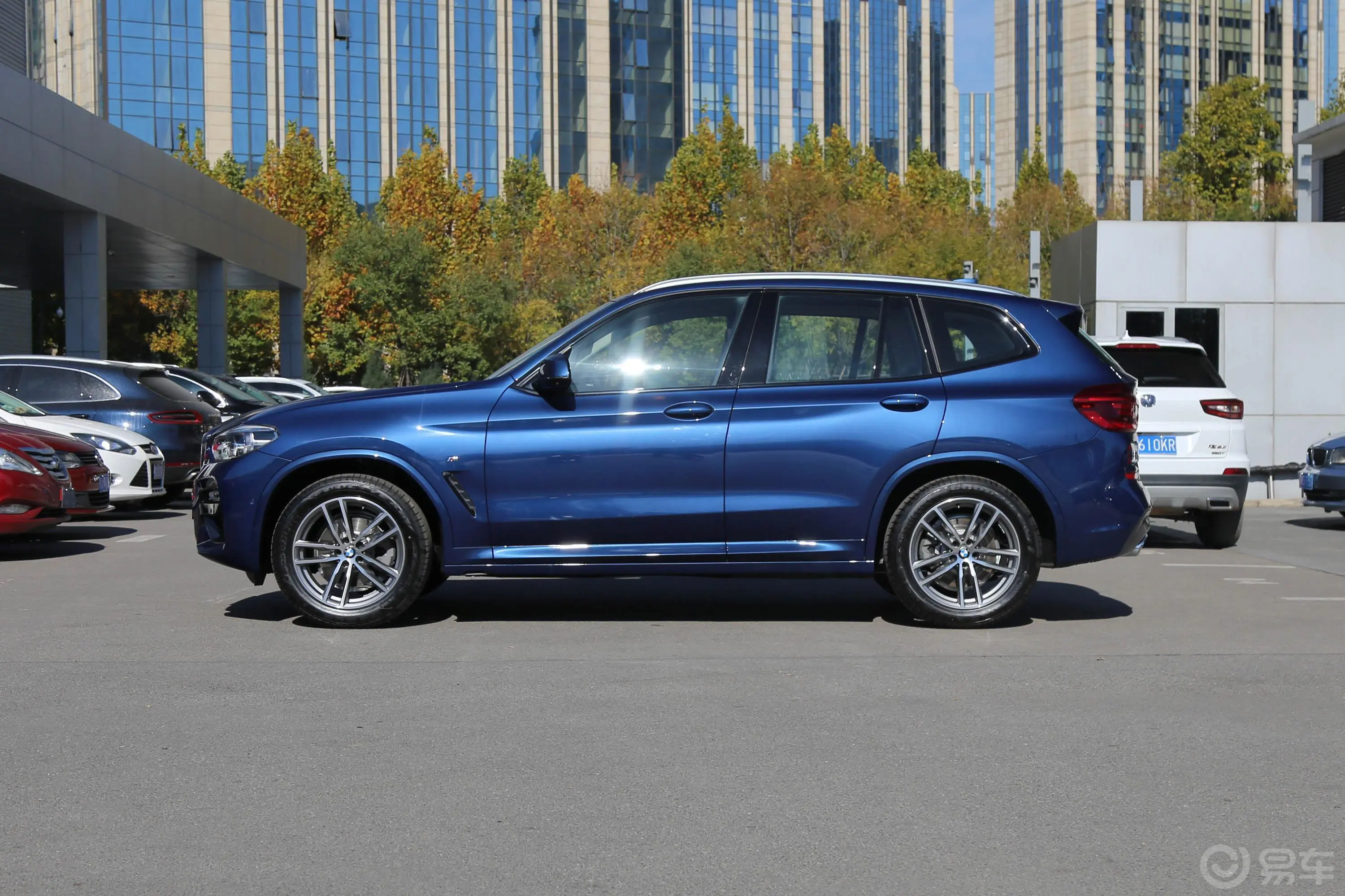 宝马X3xDrive 30i 领先版 M运动套装正侧车头向左水平