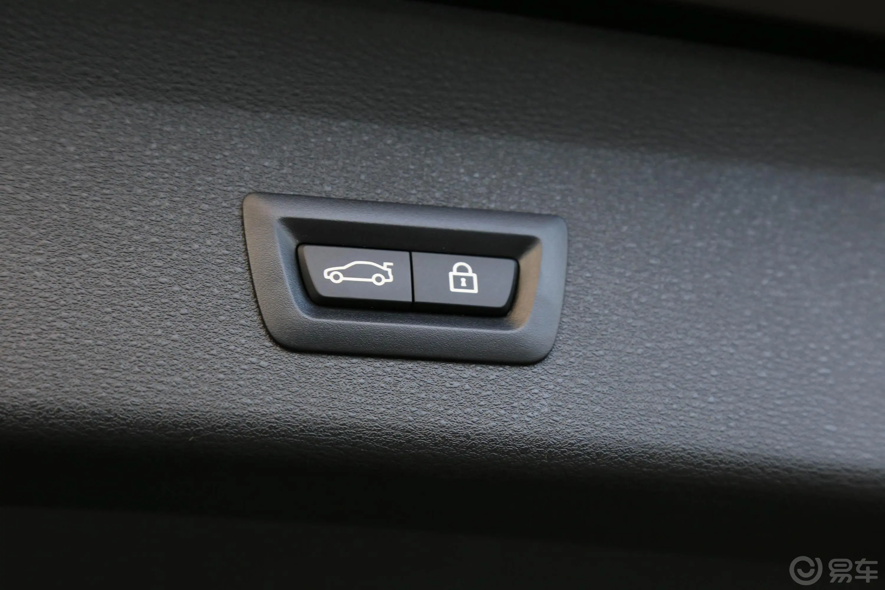 宝马X1sDrive18Li 尊享版电动尾门按键（手动扶手）