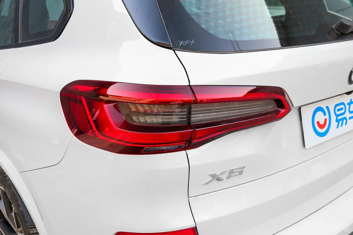 宝马X5(进口)xDrive40i 尊享版 M运动套装尾灯侧45度俯拍