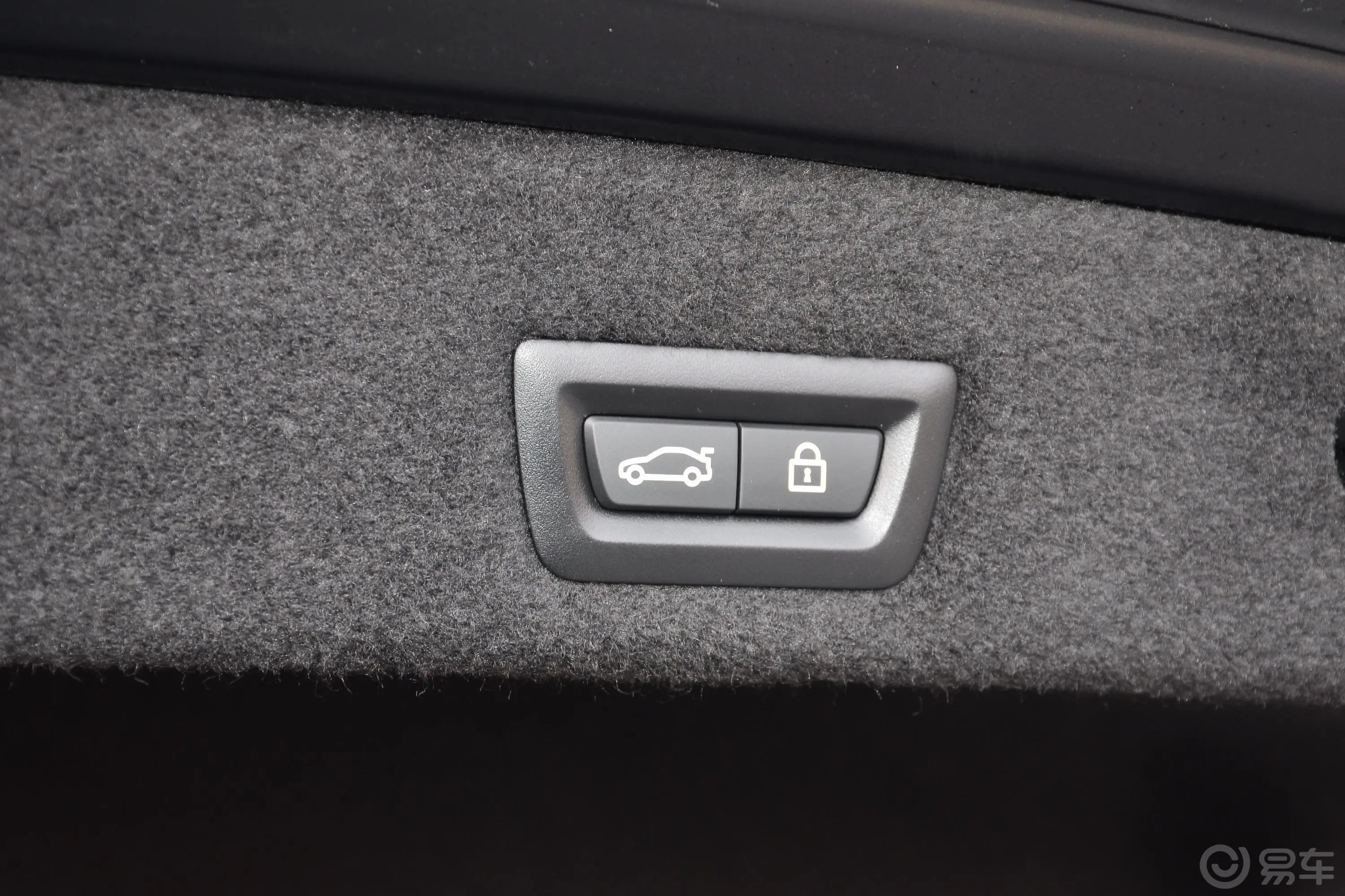 宝马7系黑焰版 740Li xDrive 尊享版 M运动套装电动尾门按键（手动扶手）