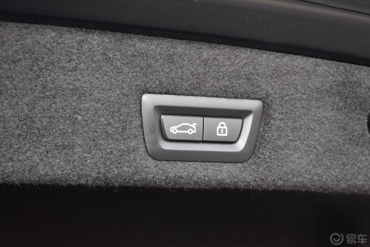 宝马7系黑焰版 740Li xDrive 尊享版 M运动套装电动尾门按键（手动扶手）
