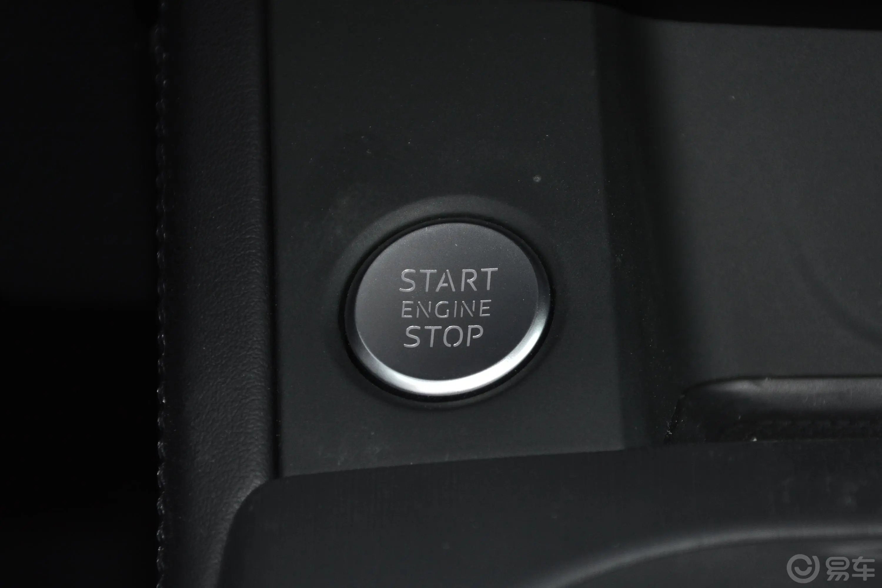 奥迪A4L45 TFSI quattro运动版 国V钥匙孔或一键启动按键