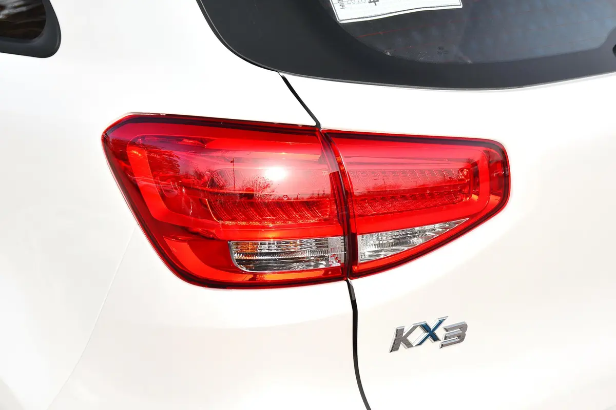 起亚KX3 EV基本版尾灯侧45度俯拍