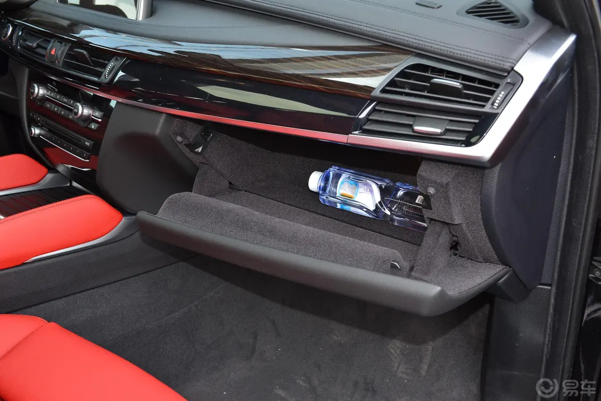 宝马X6xDrive35i M运动豪华版手套箱空间水瓶横置
