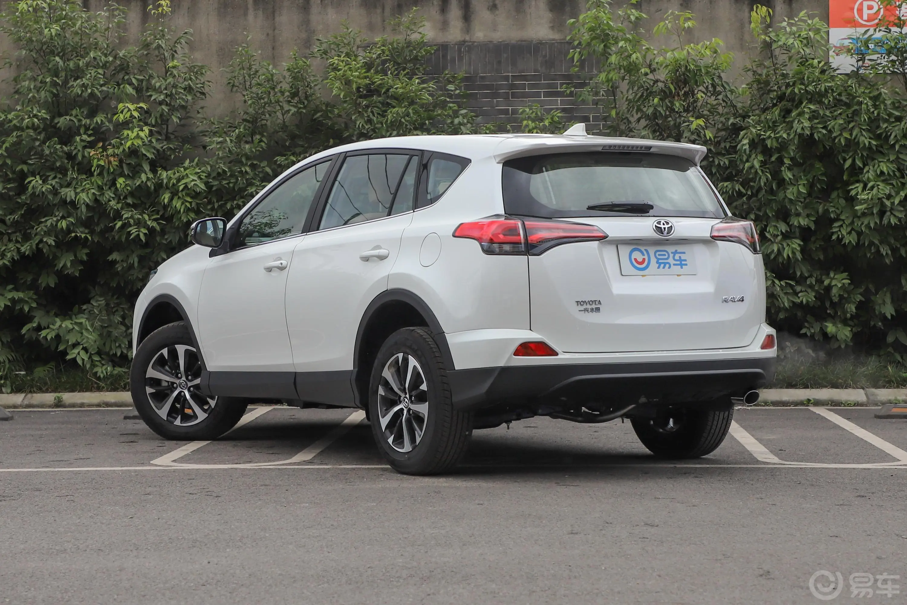 RAV4荣放2.0L CVT 两驱 都市版 国V侧后45度车头向左水平