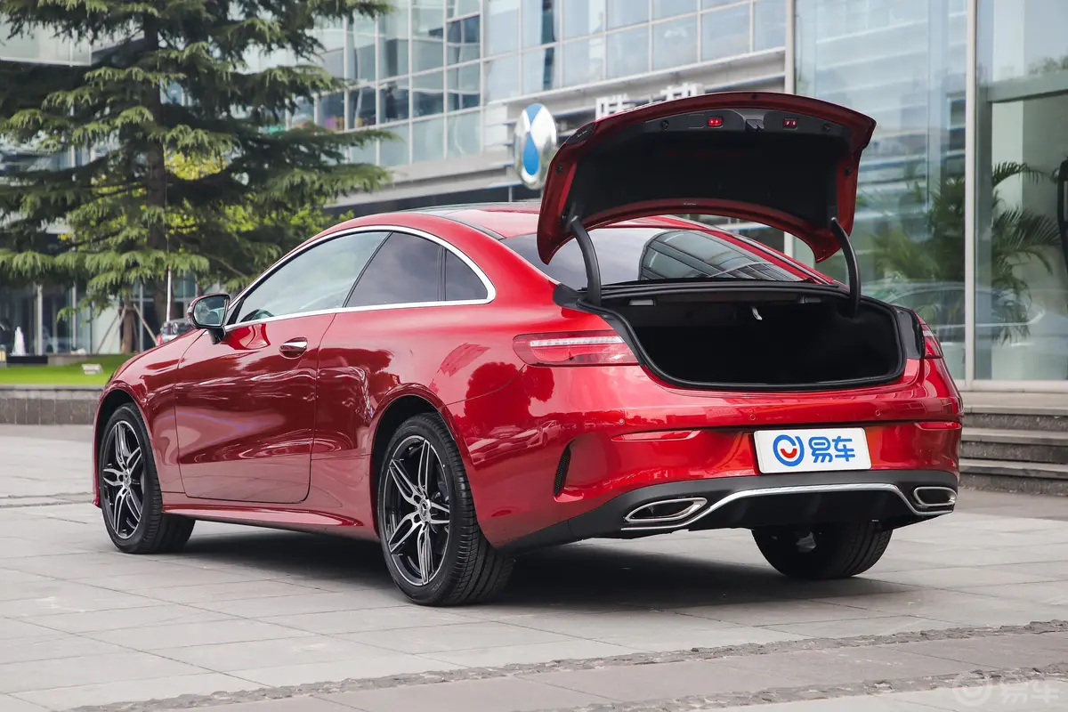 奔驰E级(进口)E 350 4MATIC 轿跑车后备厢开启45度侧拍