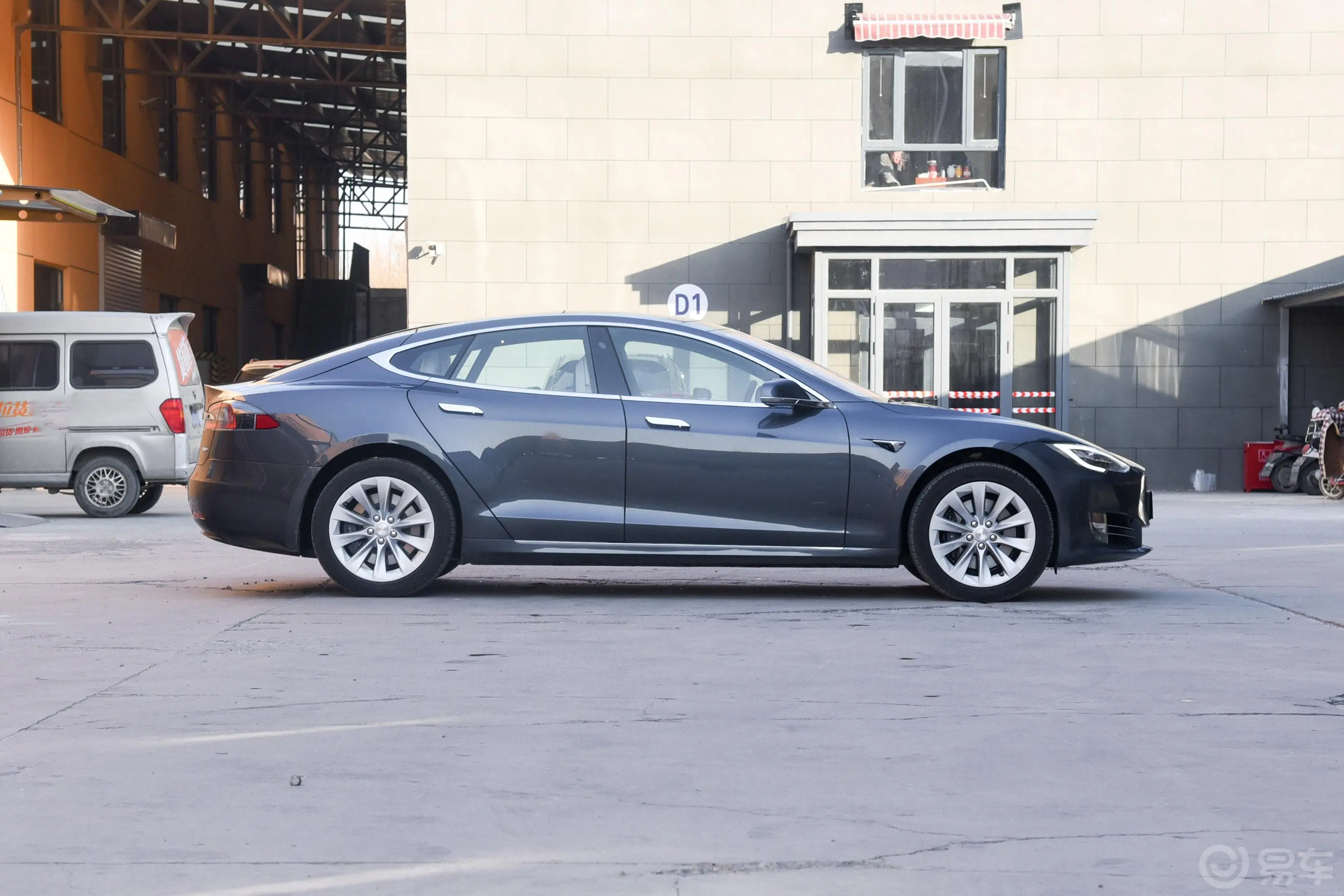 Model S长续航版正侧车头向右水平