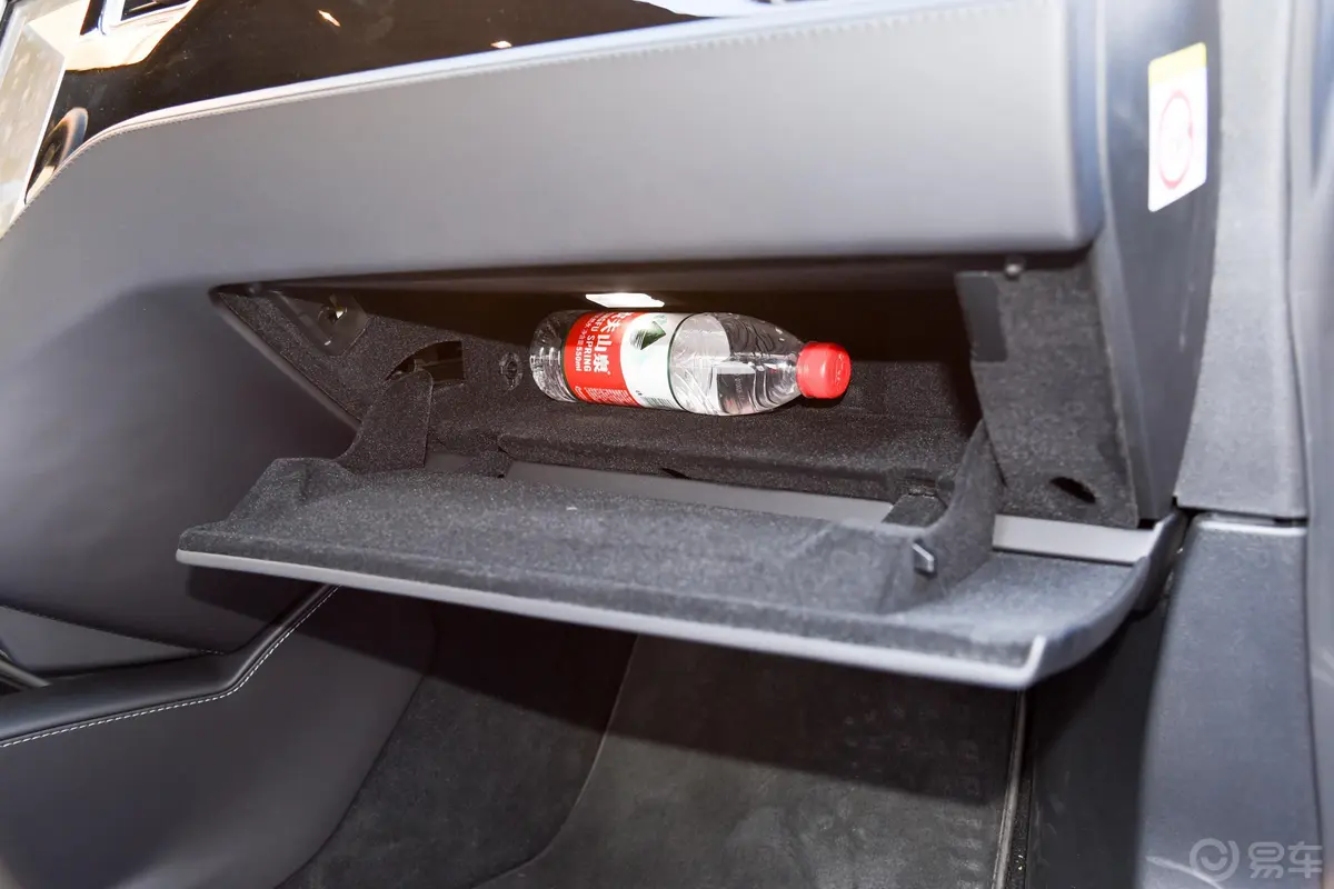 Model S长续航版手套箱空间水瓶横置