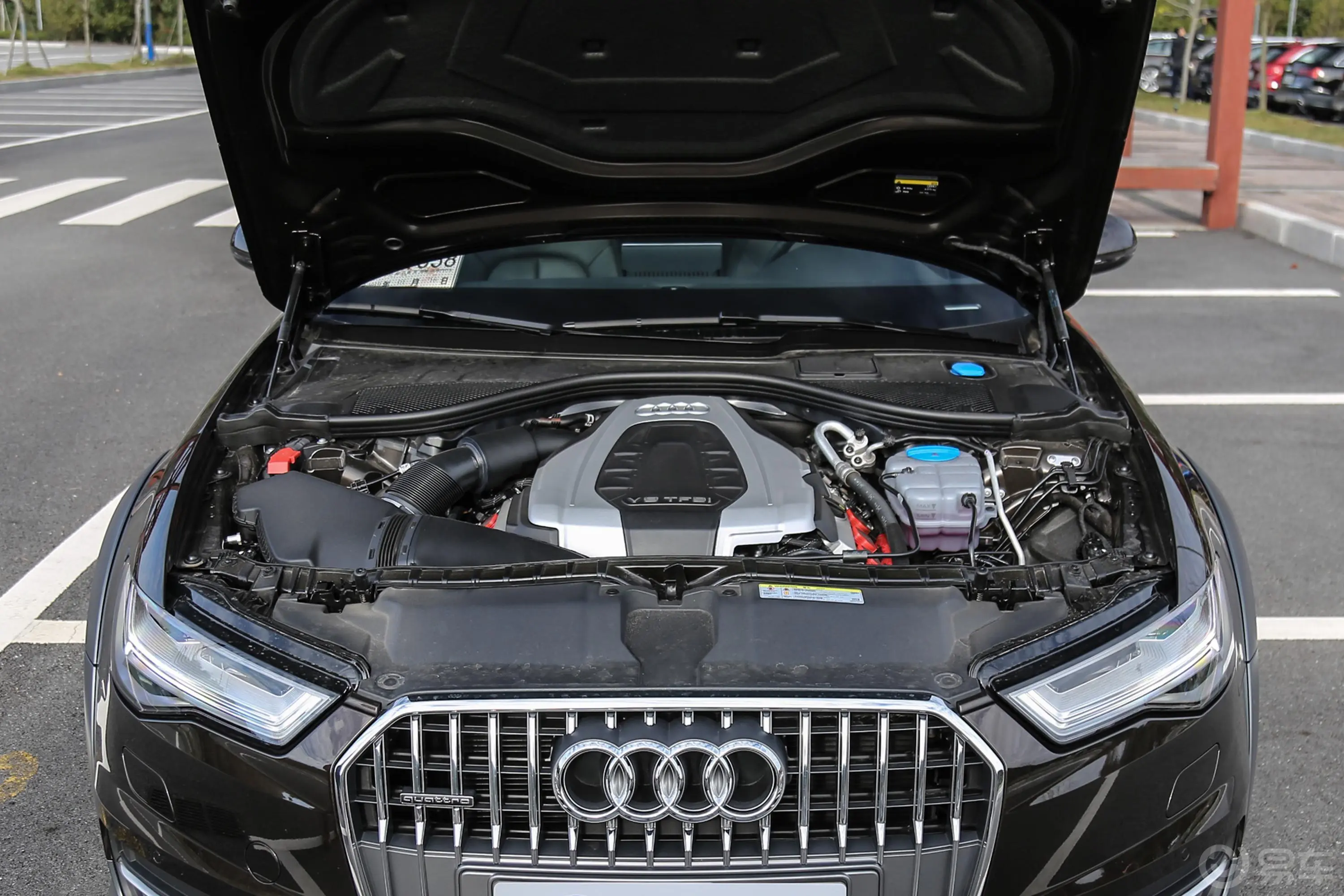 奥迪A63.0T allroad quattro发动机舱整体