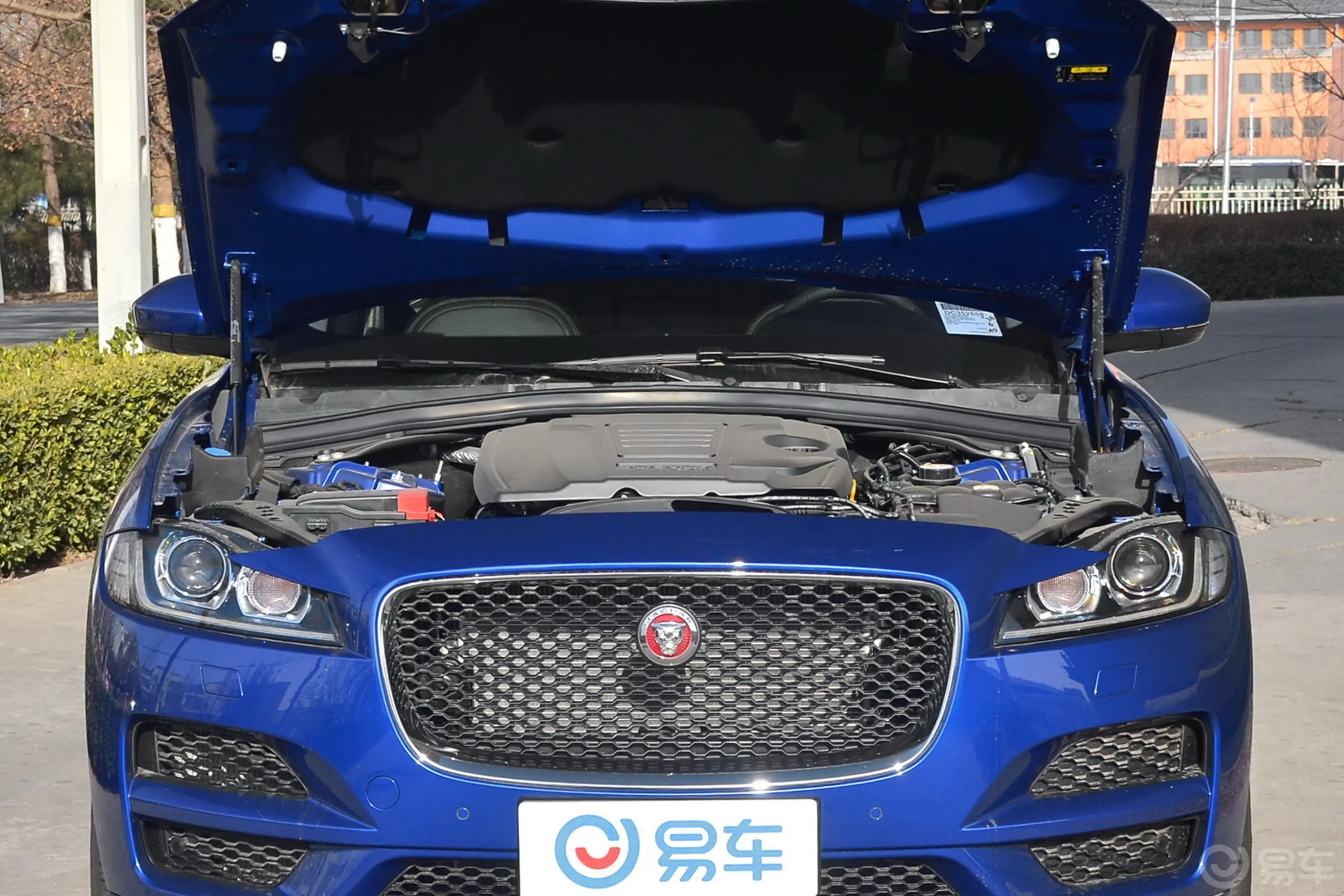 捷豹F-PACE2.0T 四驱 都市尊享版发动机舱整体