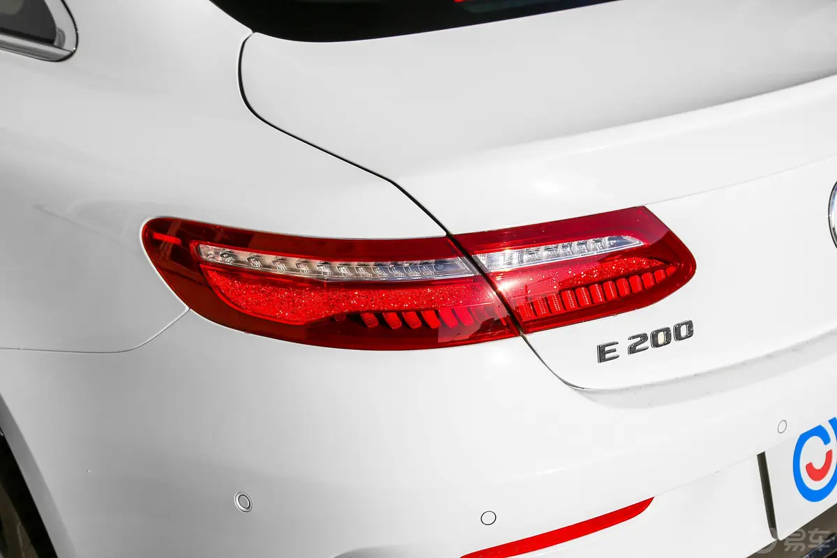 奔驰E级(进口)E 200 轿跑车尾灯侧45度俯拍