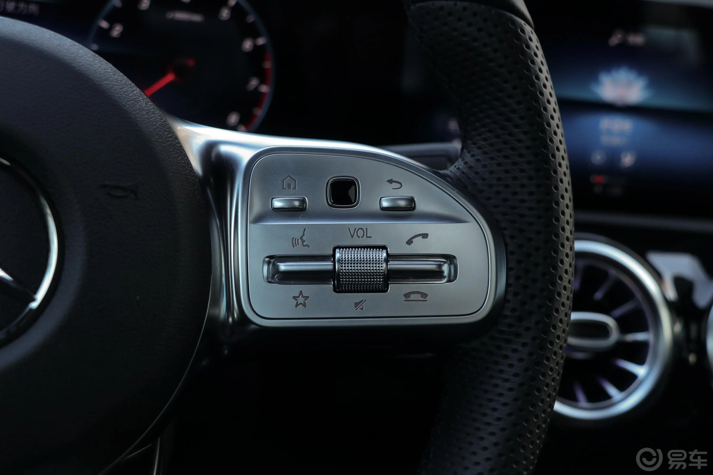 奔驰A级A 200 L 运动轿车右侧方向盘功能按键