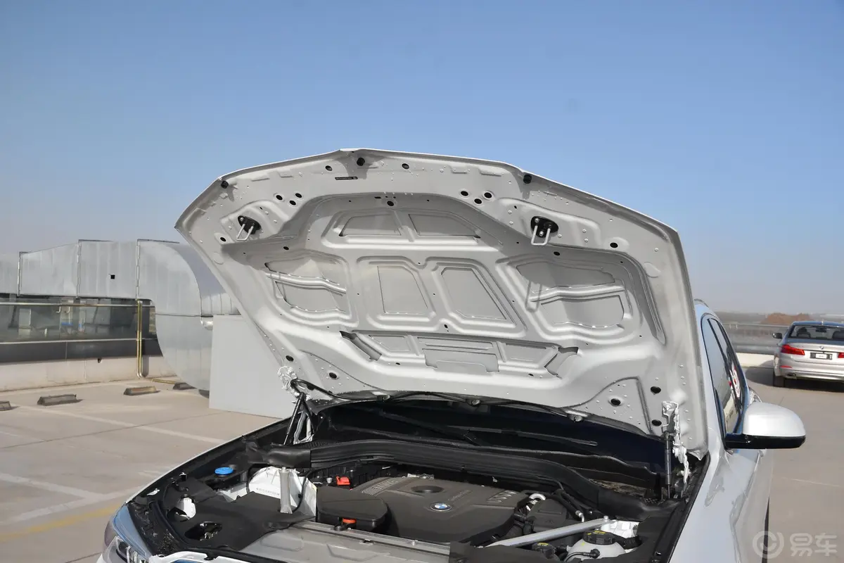 宝马X3xDrive 25i M运动套装发动机舱盖内侧