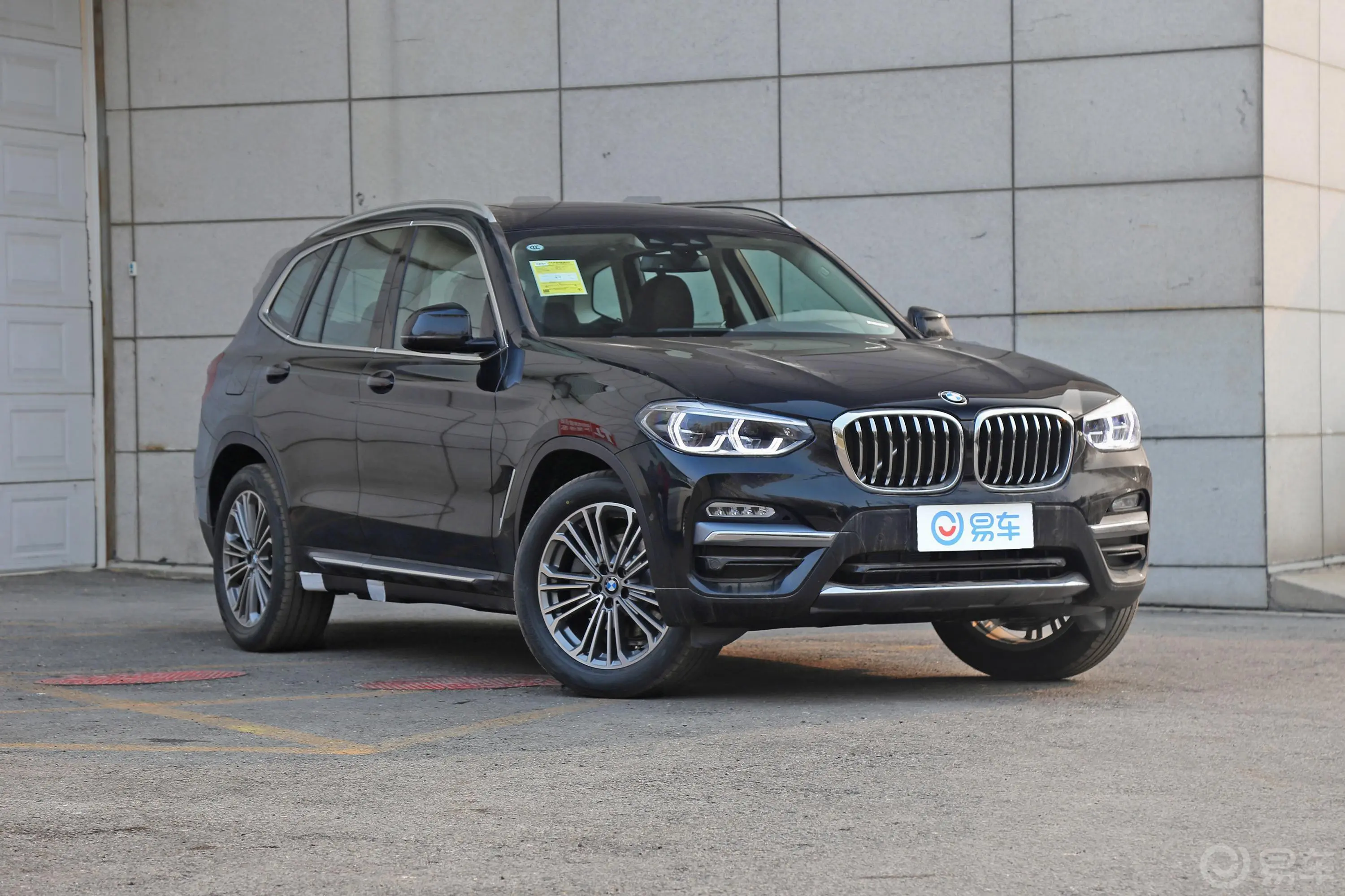 宝马X3xDrive 28i 豪华套装侧前45度车头向右水平