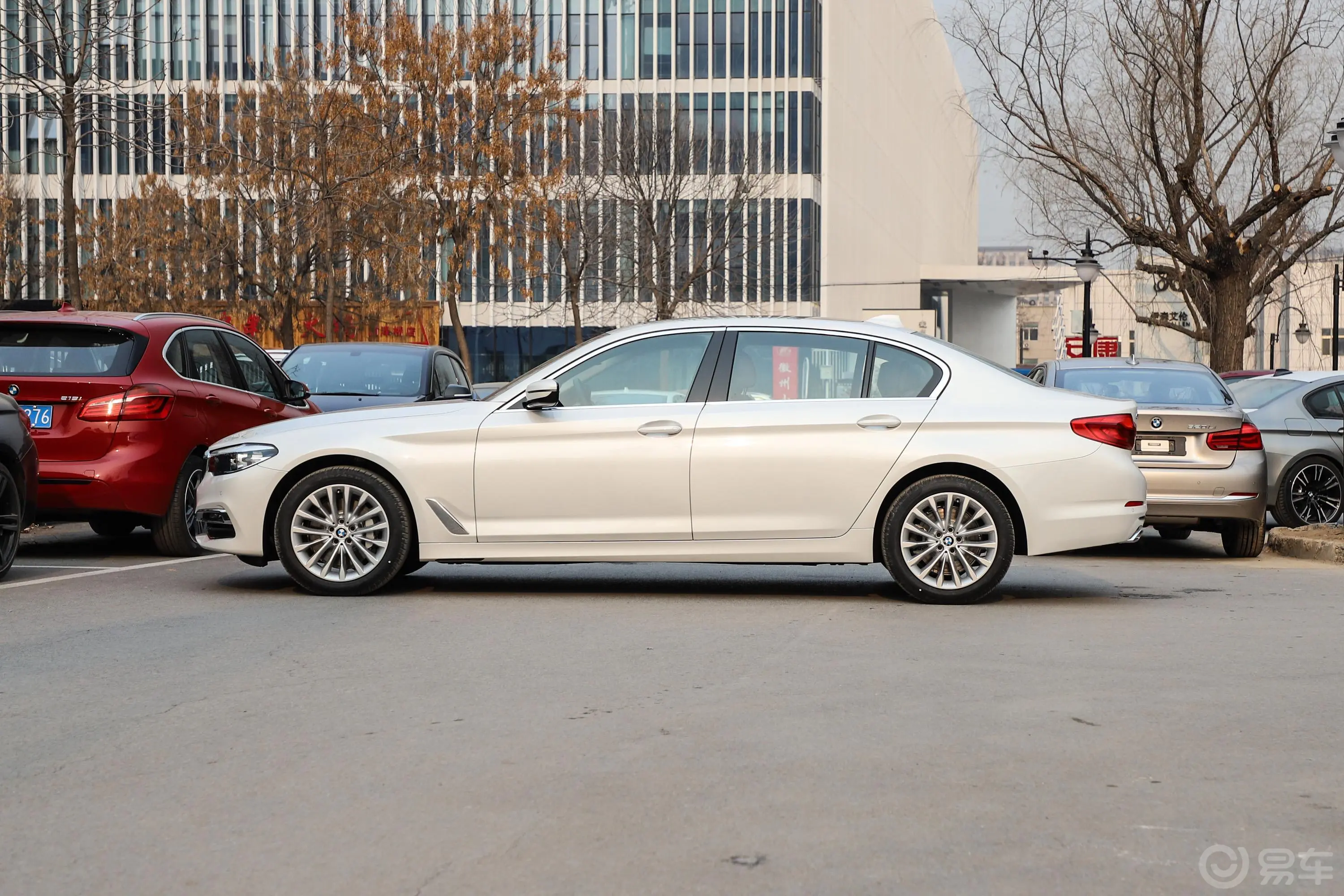 宝马5系530Li xDrive 豪华套装正侧车头向左水平