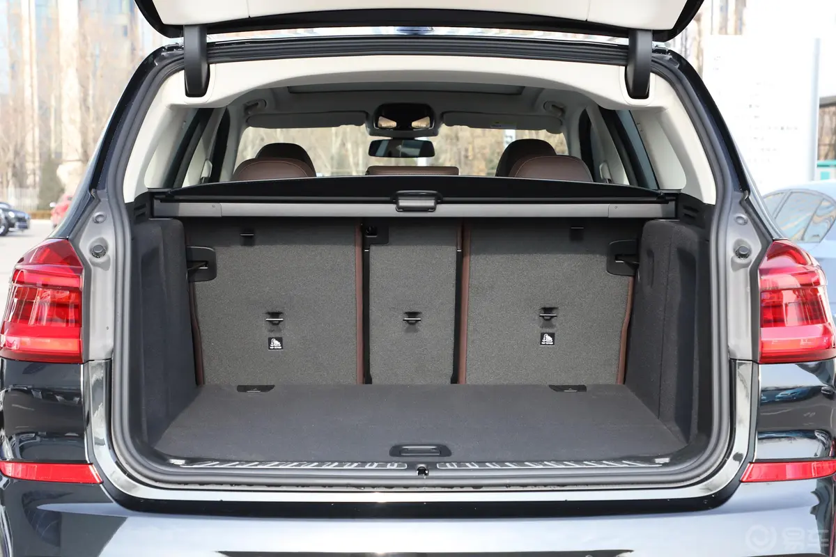 宝马X3xDrive 25i 豪华套装后备厢空间特写